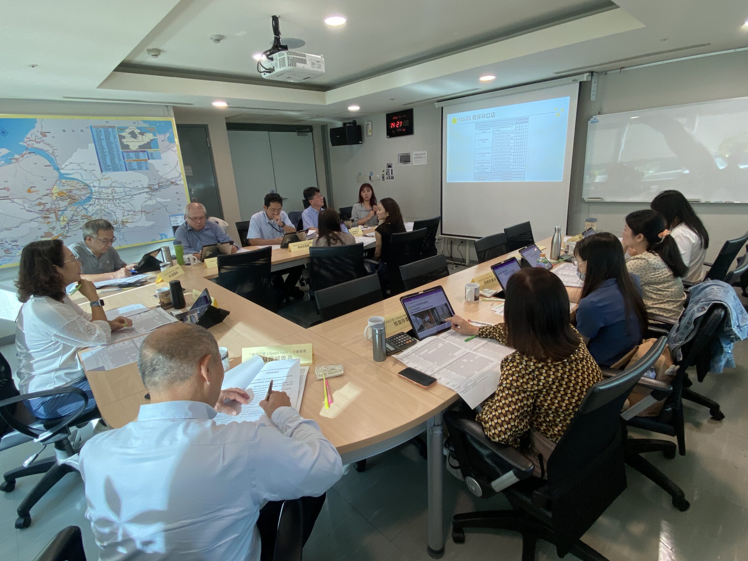 首屆「綠店之星」頒獎典禮11/26登場 17 %E6%AD%A4%E6%AC%A1%E8%A9%95%E9%81%B8%E9%81%8E%E7%A8%8B%E6%AD%B7%E7%B6%93%E6%9B%B8%E9%9D%A2%E5%AF%A9%E6%9F%A5%E5%AF%A6%E5%9C%B0%E8%A8%AA%E5%AF%A9%E5%8F%8A%E6%B1%BA%E5%AF%A93%E9%9A%8E%E6%AE%B5%E6%9C%80%E7%B5%82%E9%81%B8%E5%87%BA18%E5%AE%B6%E8%A1%A8%E7%8F%BE%E5%84%AA%E7%95%B0%E7%9A%84%E5%BA%97%E5%AE%B6 scaled 1