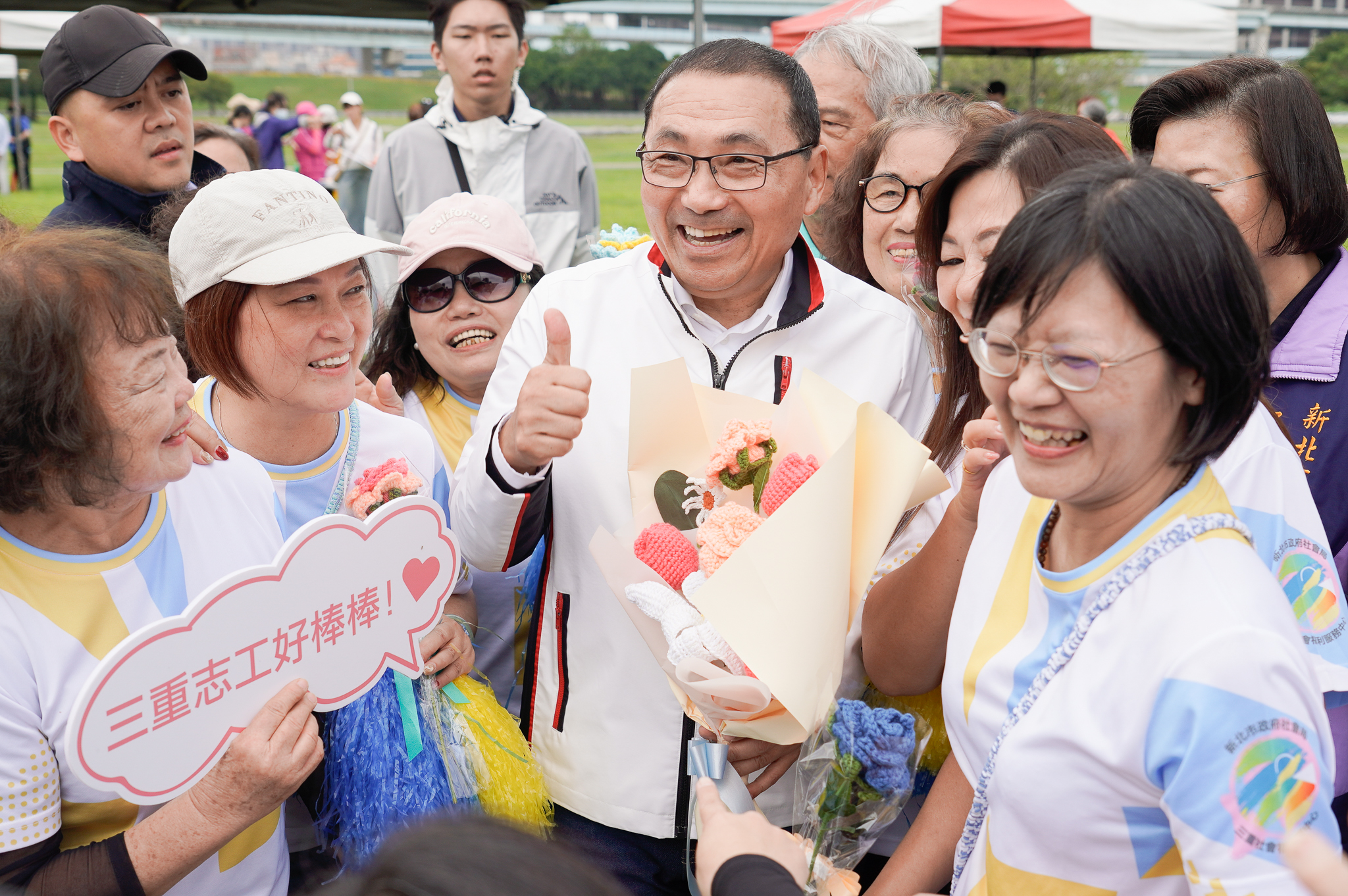 新北志工日3千人齊聚! 跨世代展現城市「暖實力」 12 %E5%B8%82%E9%95%B7%E4%BE%AF%E5%8F%8B%E5%AE%9C%E5%90%91%E5%BF%97%E5%B7%A5%E6%9C%8B%E5%8F%8B%E8%A1%A8%E9%81%94%E6%84%9F%E8%AC%9D%E6%9B%B4%E9%A9%9A%E5%96%9C%E6%94%B6%E5%88%B0%E6%89%8B%E4%BD%9C%E7%B7%A8%E7%B9%94%E8%8A%B1 1