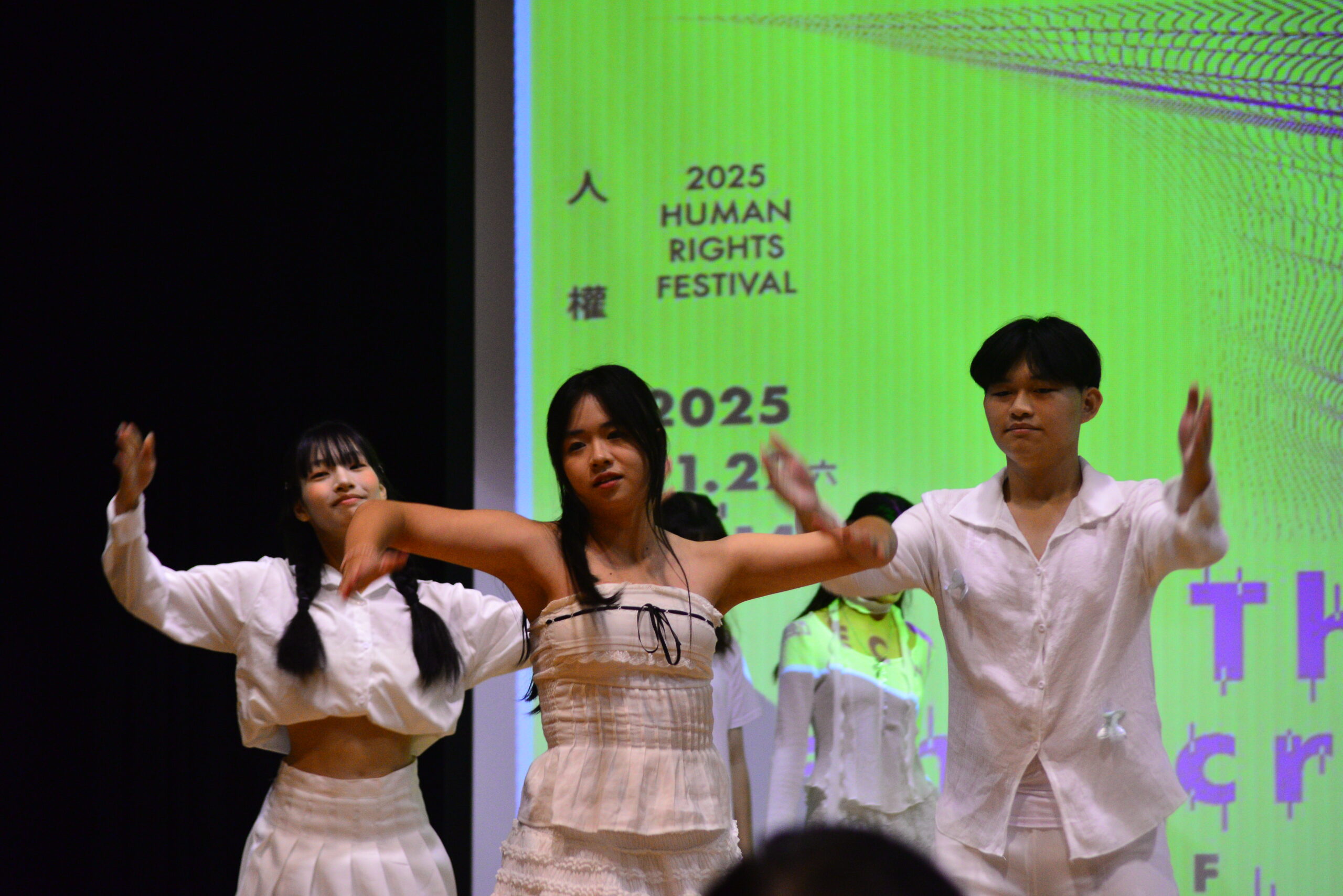 2025人權藝術生活節在白色恐怖景美紀念園區登場 11 %E9%96%8B%E5%A0%B4%E8%A1%A8%E6%BC%94 %E8%8E%8A%E6%95%AC%E9%AB%98%E8%81%B7%E8%A1%A8%E6%BC%94%E8%97%9D%E8%A1%93%E7%A7%91 scaled 1