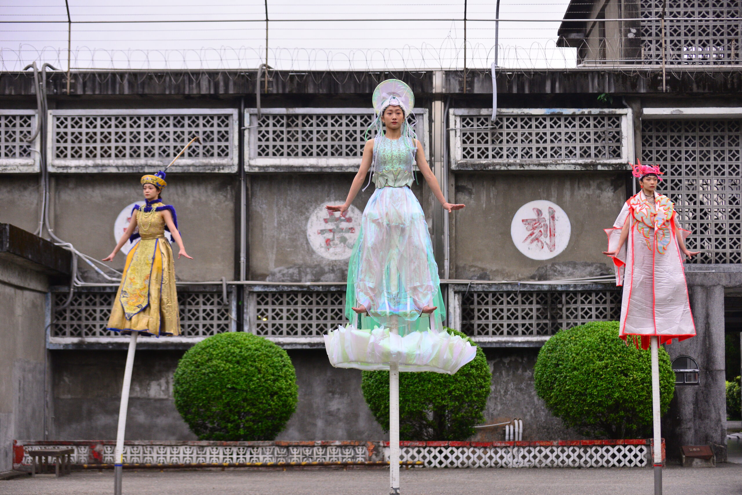 2025人權藝術生活節在白色恐怖景美紀念園區登場 12 %E8%A1%97%E9%A0%AD%E5%8A%87%E5%A0%B4 %E4%BD%95%E6%9B%89%E7%8E%AB%E8%88%9E%E5%9C%98%E4%B8%89%E4%BD%8D%E8%A1%A8%E6%BC%94%E8%80%85 scaled 1