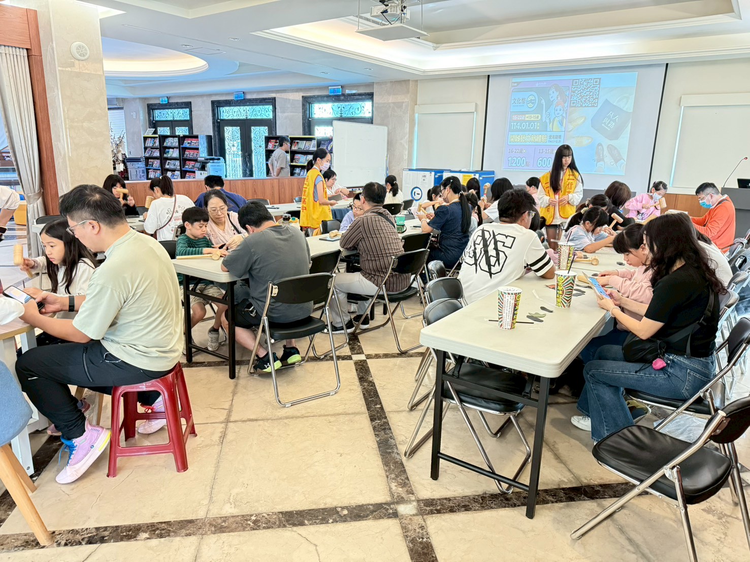 二信高中圖書館資源共享舉辦社區親子鞋作體驗活動 3 LINE ALBUM 1141123%E8%A6%AA%E5%AD%90%E9%9E%8B%E4%BD%9C 251123 3