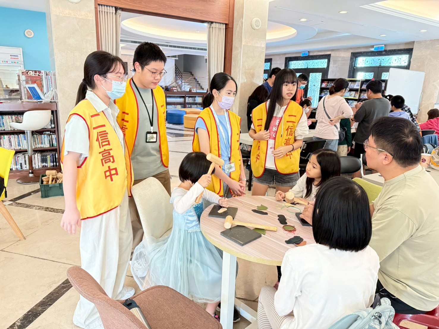 二信高中圖書館資源共享舉辦社區親子鞋作體驗活動 6 LINE ALBUM 1141123%E8%A6%AA%E5%AD%90%E9%9E%8B%E4%BD%9C 251123 2