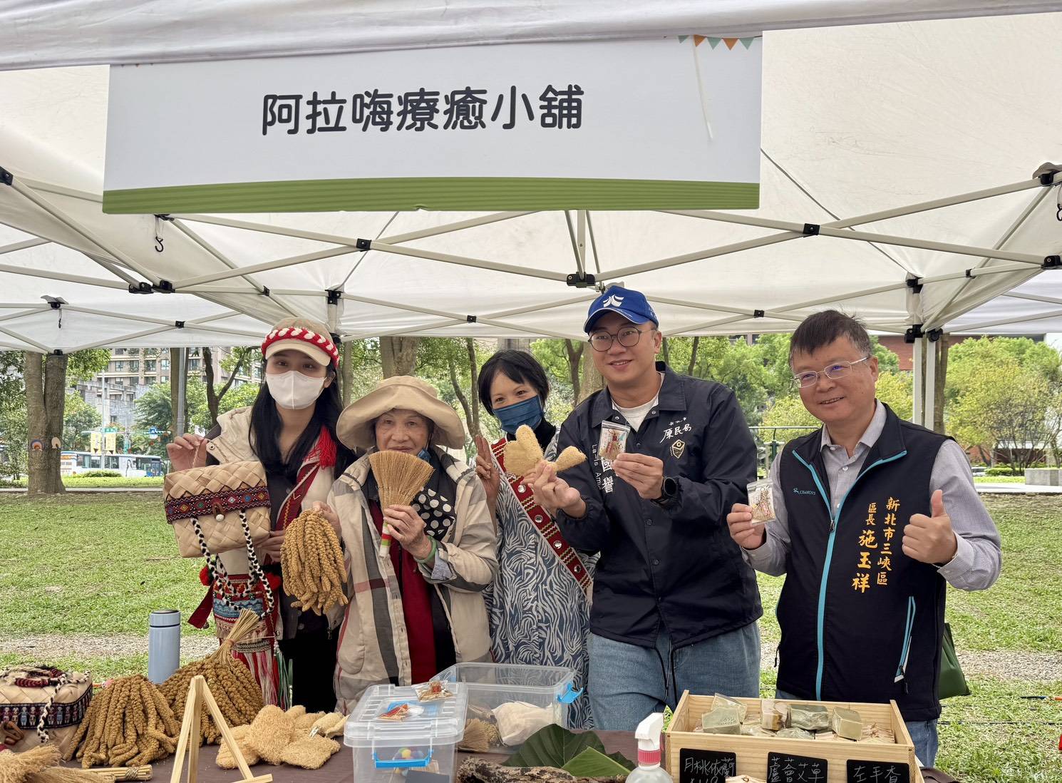 新北北大特區《Lipahak 感恩節》原民好味入社區 24 %E8%BE%B2%E5%9C%92%E5%AA%BD%E5%AA%BD%E5%B8%B6%E9%A0%98%E5%A4%A7%E5%B0%8F%E6%9C%8B%E5%8F%8B%E9%AB%94%E9%A9%97%E8%8A%92%E8%8D%89%E6%8E%83%E6%8A%8A%E9%91%B0%E5%8C%99%E5%9C%88%E6%89%8B%E4%BD%9C%E6%B4%BB%E5%8B%95