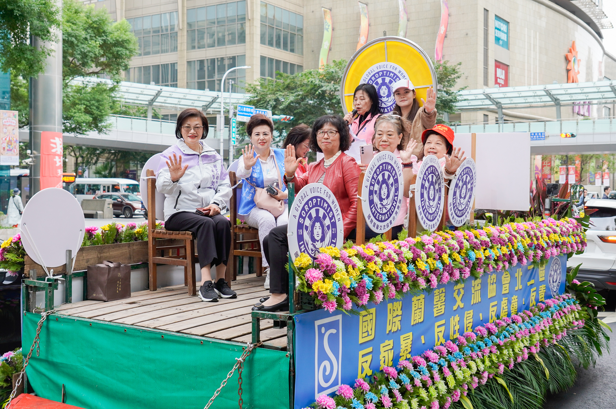 新北攜手蘭馨協會行動宣示113守護力 31 %E5%8F%8D%E6%9A%B4%E5%8A%9B%E8%A1%8C%E5%8B%95%E8%BB%8A%E9%9A%8A%E8%87%AA%E6%9D%BF%E6%A9%8B%E7%AC%AC%E4%B8%80%E9%AB%94%E8%82%B2%E5%A0%B4%E5%87%BA%E7%99%BC%E6%B2%BF%E9%80%94%E7%A9%BF%E6%A2%AD%E6%9D%BF%E6%A9%8B%E9%AC%A7%E5%8D%80%E7%A4%BE%E6%9C%83%E5%B1%80%E9%95%B7%E6%9D%8E%E7%BE%8E%E7%8F%8D%E5%B7%A61%E5%8F%8A%E5%89%AF%E5%B1%80%E9%95%B7%E8%A8%B1%E7%A7%80%E8%83%BD%E7%B4%85%E8%A1%A3%E8%80%85%E5%85%B1%E5%90%8C%E5%91%BC%E7%B1%B2%E6%9A%B4%E5%8A%9B%E9%9B%B6%E5%AE%B9%E5%BF%8D