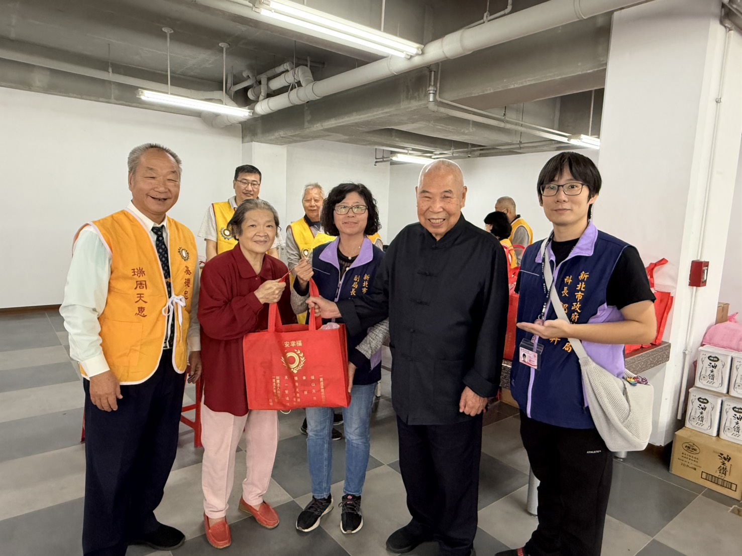 福山天惠堂連續29年送暖土城區弱勢家戶 4 %E7%A4%BE%E6%9C%83%E5%B1%80%E5%89%AF%E5%B1%80%E9%95%B7%E8%A8%B1%E7%A7%80%E8%83%BD%E4%B8%AD%E8%88%87%E5%A4%A9%E6%83%A0%E5%A0%82%E4%B8%BB%E5%A7%94%E6%9D%8E%E9%82%A6%E9%9B%84%E5%8F%B32%E5%8F%8A%E9%BB%9E%E5%82%B3%E5%B8%AB%E6%9E%97%E6%AD%A3%E4%BF%AE%E5%B7%A61%E5%B0%87%E7%89%A9%E8%B3%87%E4%BA%A4%E5%88%B0%E5%BC%B1%E5%8B%A2%E5%AE%B6%E5%BA%AD%E6%89%8B%E4%B8%AD