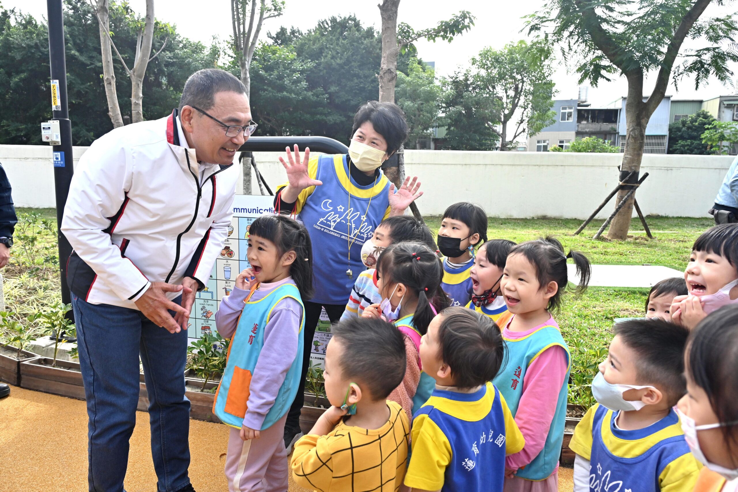 新莊快樂公園今啟用 侯友宜:推動全齡共融休憩場域 24 %E5%85%AC%E5%9C%92%E8%A6%8F%E5%8A%83%E7%82%BA%E4%BA%94%E5%A4%A7%E5%8D%80%E5%8C%85%E5%90%AB%E5%85%A5%E5%8F%A3%E8%BF%8E%E8%B3%93%E5%8D%80%E5%85%B1%E6%A8%82%E5%9C%B0%E6%99%AF%E6%B2%99%E5%9D%91%E5%8D%80%E8%9C%82%E5%B7%A2%E4%B8%BB%E9%A1%8C%E9%81%8A%E6%88%B2%E5%8D%80%E5%81%A5%E5%BA%B7%E6%A8%82%E6%B4%BB%E5%8D%80%E5%8F%8A%E5%BF%AB%E6%A8%82%E5%85%B1%E4%BA%AB%E5%BB%A3%E5%A0%B4%E7%AD%89 scaled 1