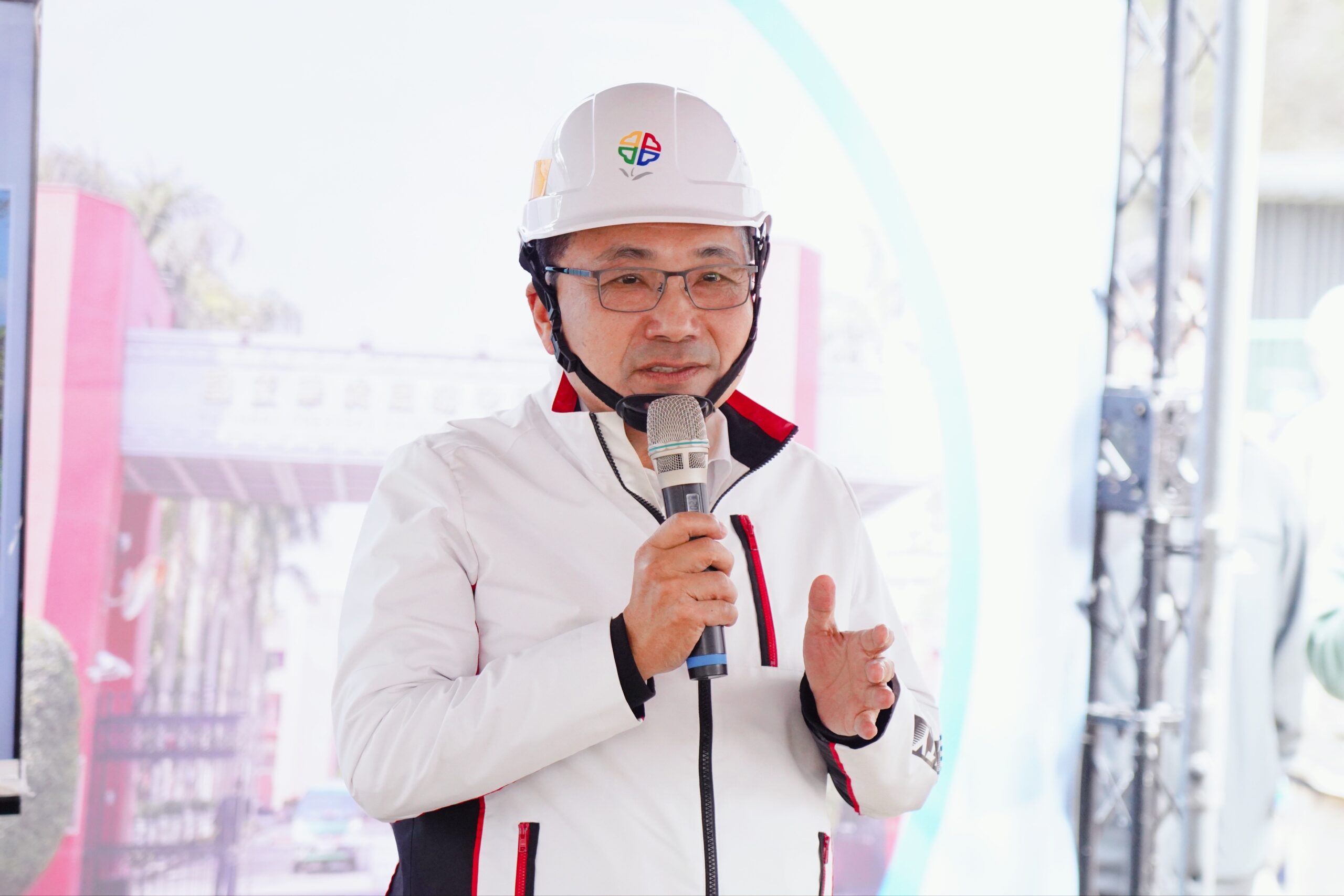 視察華僑高中透水保水工程 侯友宜:提升浮洲地區排水效能 22 %E6%96%B0%E5%8C%97%E5%B8%82%E9%95%B7%E4%BE%AF%E5%8F%8B%E5%AE%9C%E8%A6%96%E5%AF%9F%E8%8F%AF%E5%83%91%E9%AB%98%E4%B8%AD%E9%80%8F%E6%B0%B4%E4%BF%9D%E6%B0%B4%E5%B7%A5%E7%A8%8B%E9%80%B2%E5%BA%A6 scaled 1