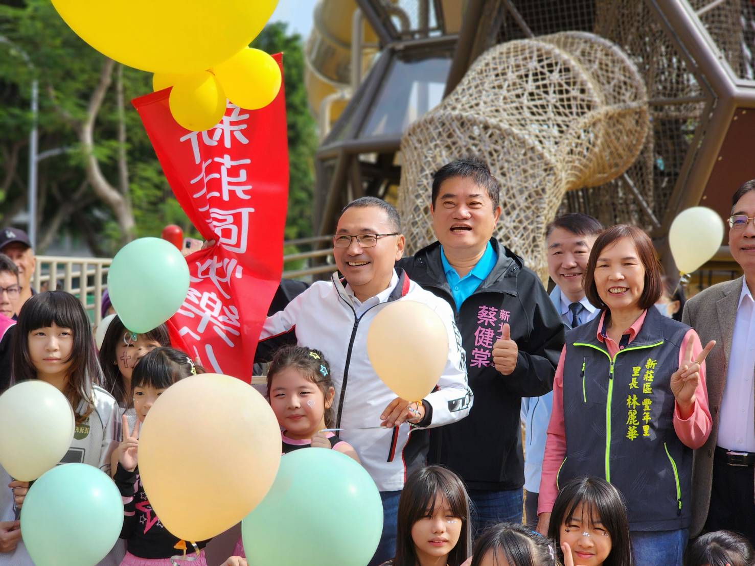 新莊快樂公園今啟用 侯市長邀市民體驗 永續樂活休憩新空間 城市增添亮點 20 %E4%BE%AF%E5%8F%8B%E5%AE%9C%E5%B8%82%E9%95%B7%E7%A9%BF%E7%99%BD%E5%A4%96%E5%A5%97%E5%AE%A3%E5%B8%83%E6%96%B0%E8%8E%8A%E5%8D%80%E5%BF%AB%E6%A8%82%E5%85%AC%E5%9C%92%E6%AD%A3%E5%BC%8F%E5%95%9F%E7%94%A8%E8%88%87%E5%AD%A9%E7%AB%A5%E9%96%8B%E5%BF%83%E5%90%88%E7%85%A7%E6%B0%A3%E6%B0%9B%E5%85%85%E6%BB%BF%E6%AD%A1%E6%A8%82