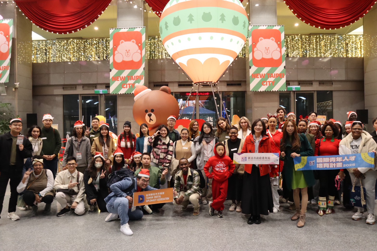耶誕城化身外交舞台 新北青年展現國際交流力 12 %E5%9C%8B%E9%9A%9B%E4%BA%BA%E6%89%8D%E5%9F%B9%E8%82%B2%E8%A8%88%E7%95%AB%E5%AD%B8%E5%93%A1%E7%82%BA%E4%BD%BF%E9%A4%A8%E4%BB%A3%E8%A1%A8%E5%8F%8A%E5%A4%96%E7%B1%8D%E7%94%9F%E5%B0%8E%E8%A6%BD%E6%96%B0%E5%8C%97%E8%80%B6%E8%AA%95%E5%9F%8E