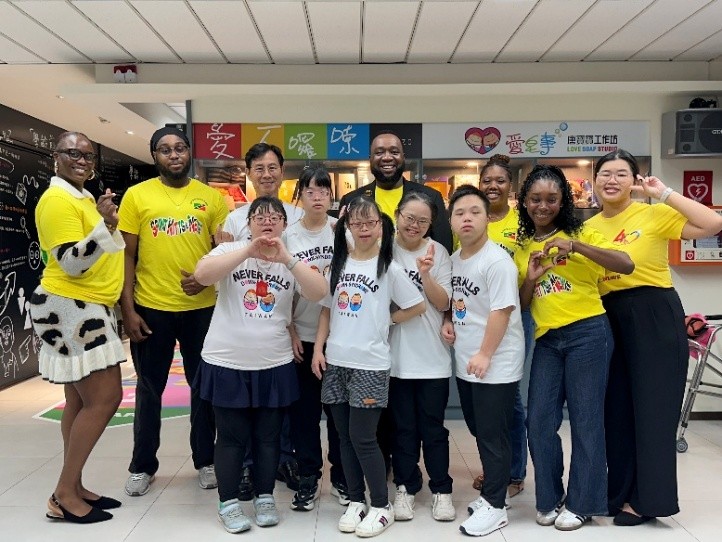 聖克里斯多福及尼維斯聯邦大使參訪唐氏症基金會 推動跨國交流 3 %E5%9C%96%EF%BC%9A%E5%A4%A7%E4%BD%BF%E8%8C%83%E6%9D%B1%E4%BA%9E%E4%B8%80%E8%A1%8C%E8%88%87%E5%9C%A8%E5%8F%B0%E7%95%99%E5%AD%B8%E7%94%9F%E3%80%81%E5%94%90%E5%AF%B6%E5%AF%B6%E7%9B%B8%E8%A6%8B%E6%AD%A1%EF%BC%8C%E5%A0%B4%E9%9D%A2%E6%BA%AB%E9%A6%A8%E7%86%B1%E7%B5%A1%E3%80%82