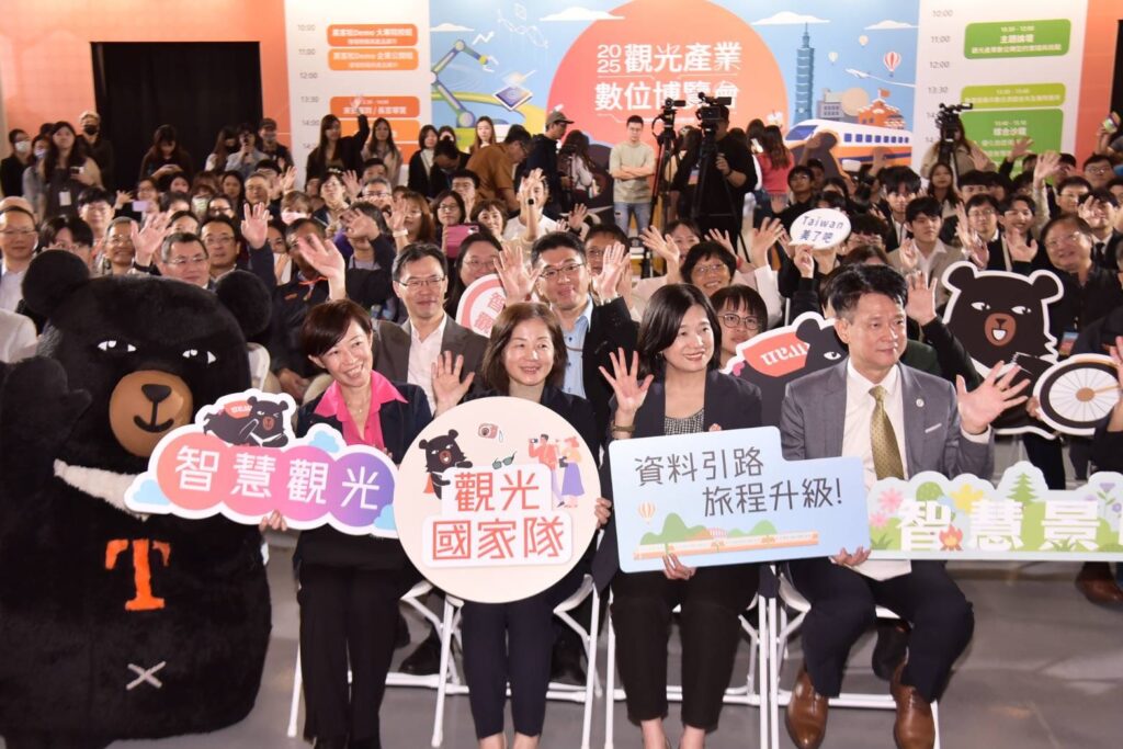 缺工海嘯下的轉型戰略!觀光署攜 35 家科技神隊友,以 AI 與自動化塑造觀光產業韌性 8 圖:「2025觀光產業數位博覽會」盛大開幕。/照片提供:交通部觀光署