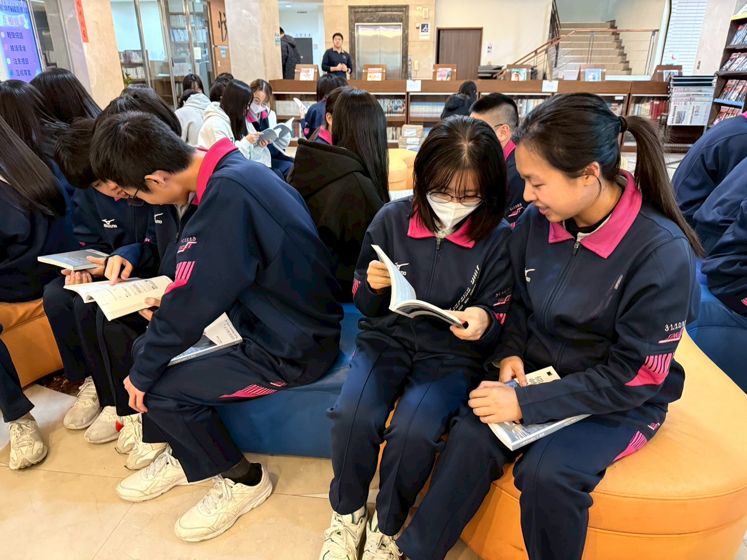 謝清雲文教基金會攜手二信高中學子舉辦贈書推廣閱讀活動 13 LINE ALBUM 1141204%E8%B4%88%E6%9B%B8%E6%B4%BB%E5%8B%95 251204 6