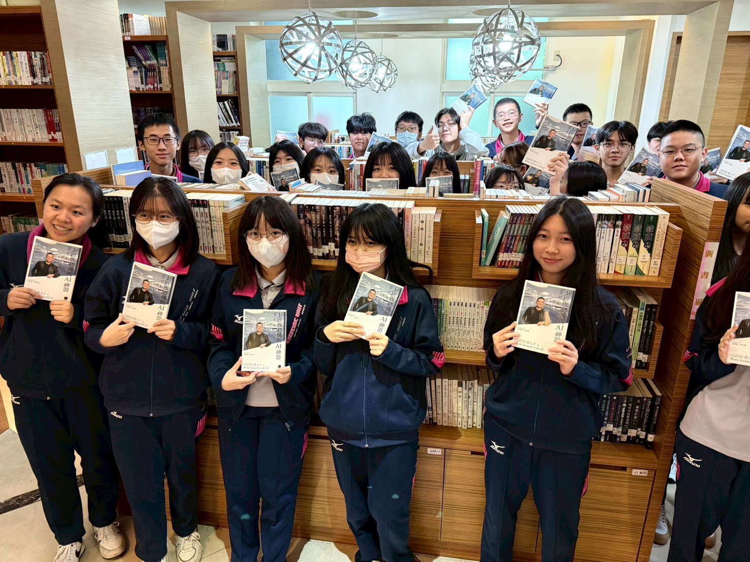 謝清雲文教基金會攜手二信高中學子舉辦贈書推廣閱讀活動 14 LINE ALBUM 1141204%E8%B4%88%E6%9B%B8%E6%B4%BB%E5%8B%95 251204 7