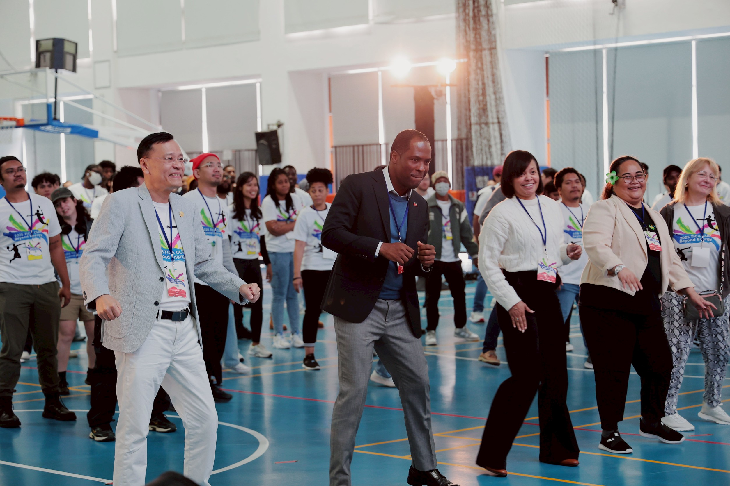 北大2025 TICA CUP國際學生交流活動 多位友邦大使與代表共同感受跨文化交流的活力! 29 %E5%8F%B0%E5%8C%97%E5%A4%A7%E5%AD%B8%E6%A0%A1%E9%95%B7%E6%9E%97%E9%81%93%E9%80%9A%E5%89%8D%E6%8E%92%E5%B7%A6%E4%B8%80%E8%88%87%E5%90%84%E5%9C%8B%E4%BD%BF%E7%AF%80%E5%8F%8A%E5%AD%B8%E7%94%9F%E4%B8%80%E8%B5%B7%E8%B7%B3%E5%A4%A7%E6%9C%83%E7%86%B1%E8%BA%AB%E6%93%8D