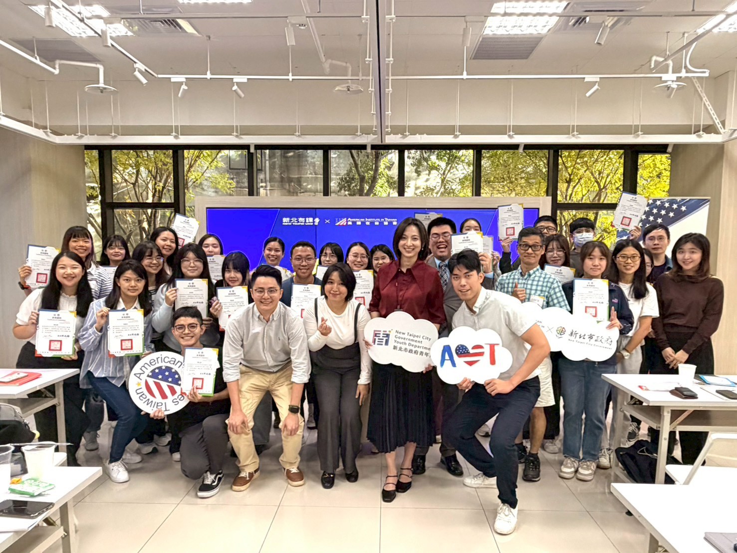 新北xAIT深化合作! 「美國250周年巡迴展」首站於青職基地登場 24 %E6%96%B0%E5%8C%97%E5%B8%82%E9%9D%92%E5%B9%B4%E5%B1%80%E8%88%87AIT%E5%90%88%E4%BD%9C%E9%96%8B%E8%BE%A6%E7%9A%84%E8%8B%B1%E8%AA%9E%E5%AD%B8%E7%BF%92%E7%A4%BE%E8%AE%93%E5%AD%B8%E5%93%A1%E6%88%90%E5%8A%9F%E6%8E%8C%E6%8F%A1%E5%A4%96%E5%95%86%E9%9D%A2%E8%A9%A6%E6%87%89%E7%AD%94%E6%8A%80%E5%B7%A7