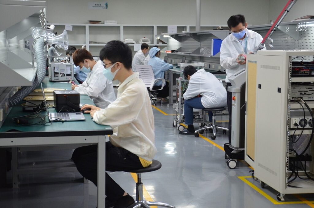 巨興醫學科技回饋社會贈二氧化碳雷射儀予三總皮膚科盼提升臨床效能、守護安心醫療! 10 %E5%B7%A8%E8%88%88%E9%86%AB%E5%AD%B8%E7%A7%91%E6%8A%80%E5%9C%98%E9%9A%8A%E7%A0%94%E7%99%BC%E4%BD%9C%E6%A5%AD%E6%B5%81%E7%A8%8B%E5%9C%96%E7%82%BA%E5%B7%A8%E8%88%88%E9%86%AB%E5%AD%B8%E7%A7%91%E6%8A%80%E6%8F%90%E4%BE%9B 1024x678 1