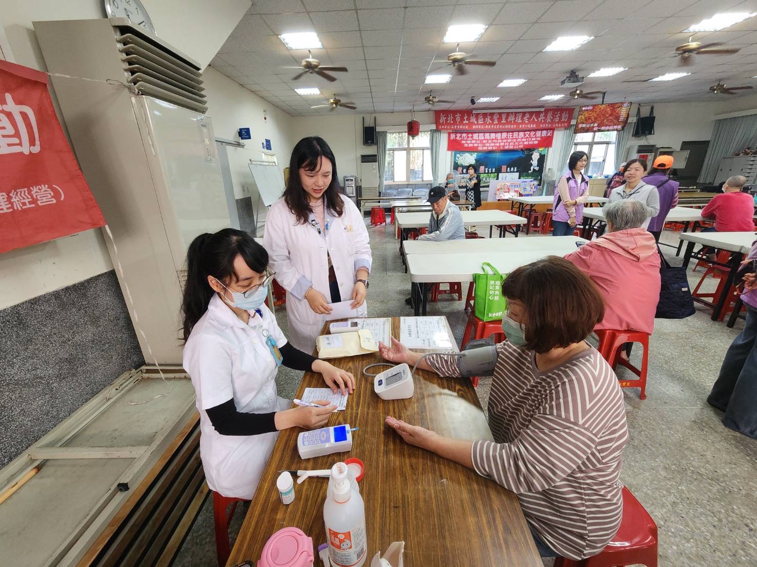永豐里老人共餐溫馨登場 共餐共樂打造高齡友善幸福社區 10 %E9%8A%80%E9%AB%AE%E5%81%A5%E5%BA%B7%E7%85%A7%E8%AD%B7 %E9%87%8F%E6%B8%AC%E8%A1%80%E7%B3%96%E8%A1%80%E5%A3%93