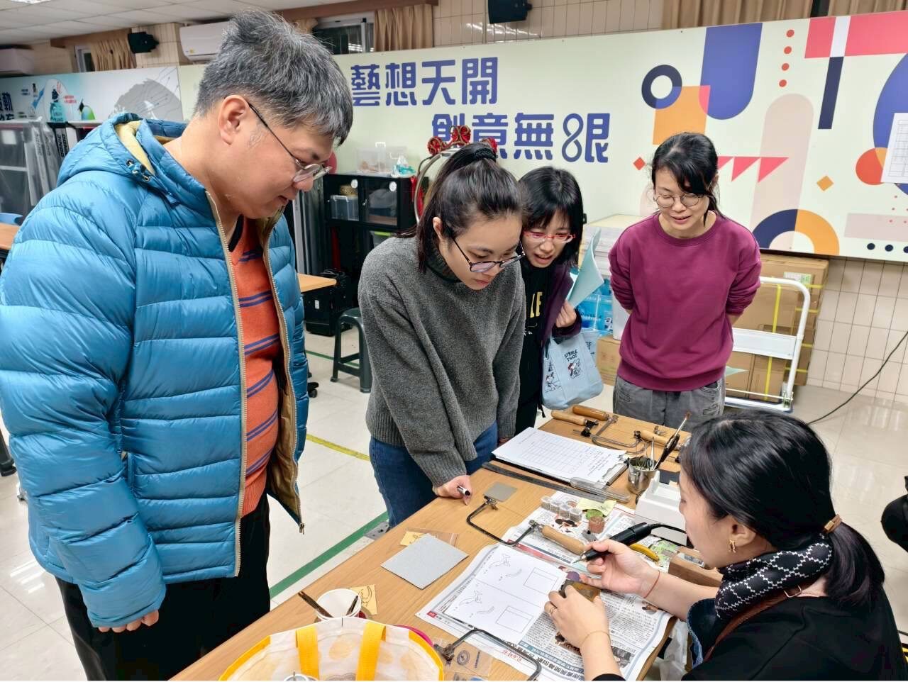 「飾不飾」在地藝術家黃玉婷回母校安樂高中傳承金工創作 2 S 39739445 e1766066412422