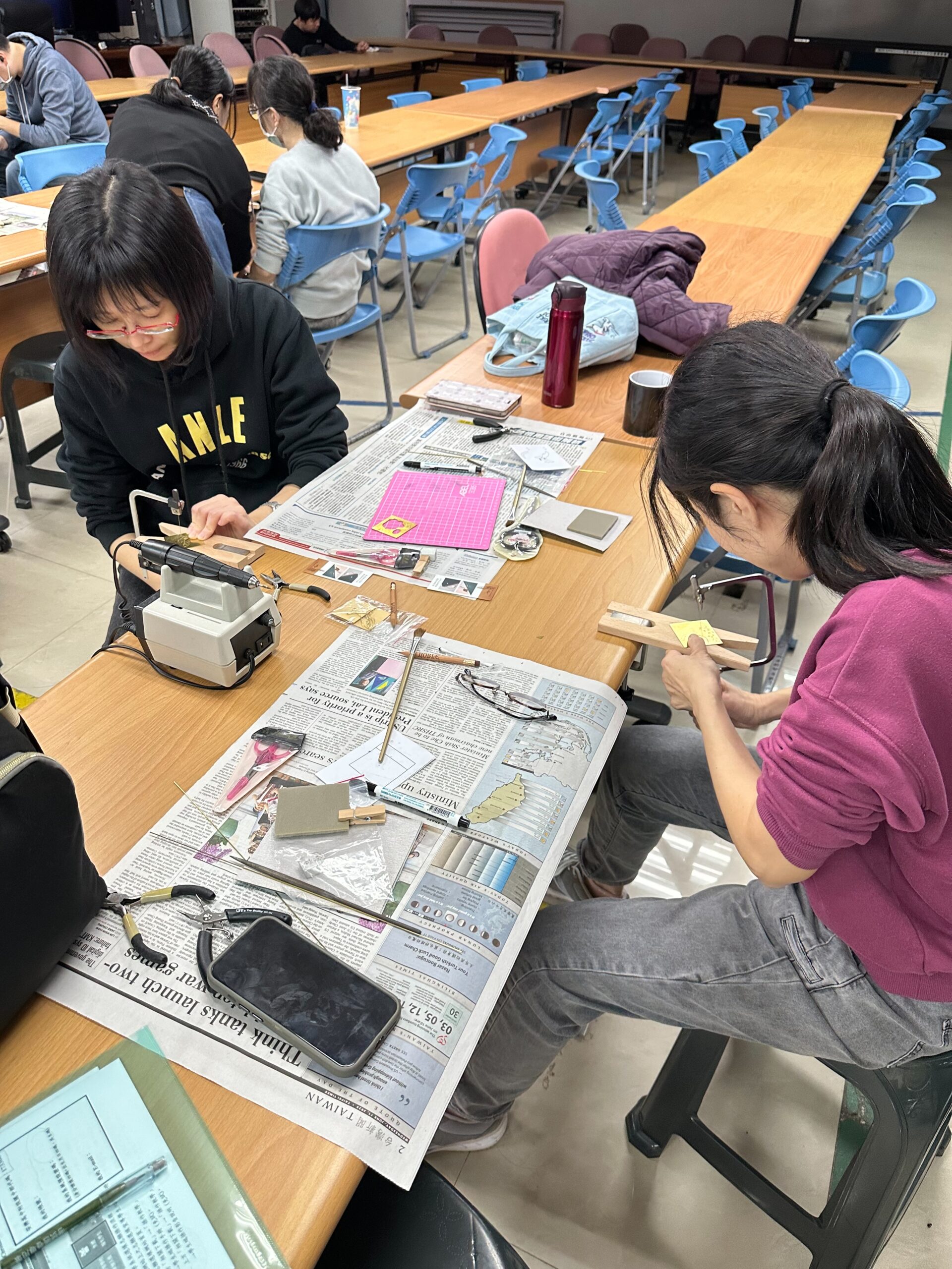 「飾不飾」在地藝術家黃玉婷回母校安樂高中傳承金工創作 3 S 39739427 scaled