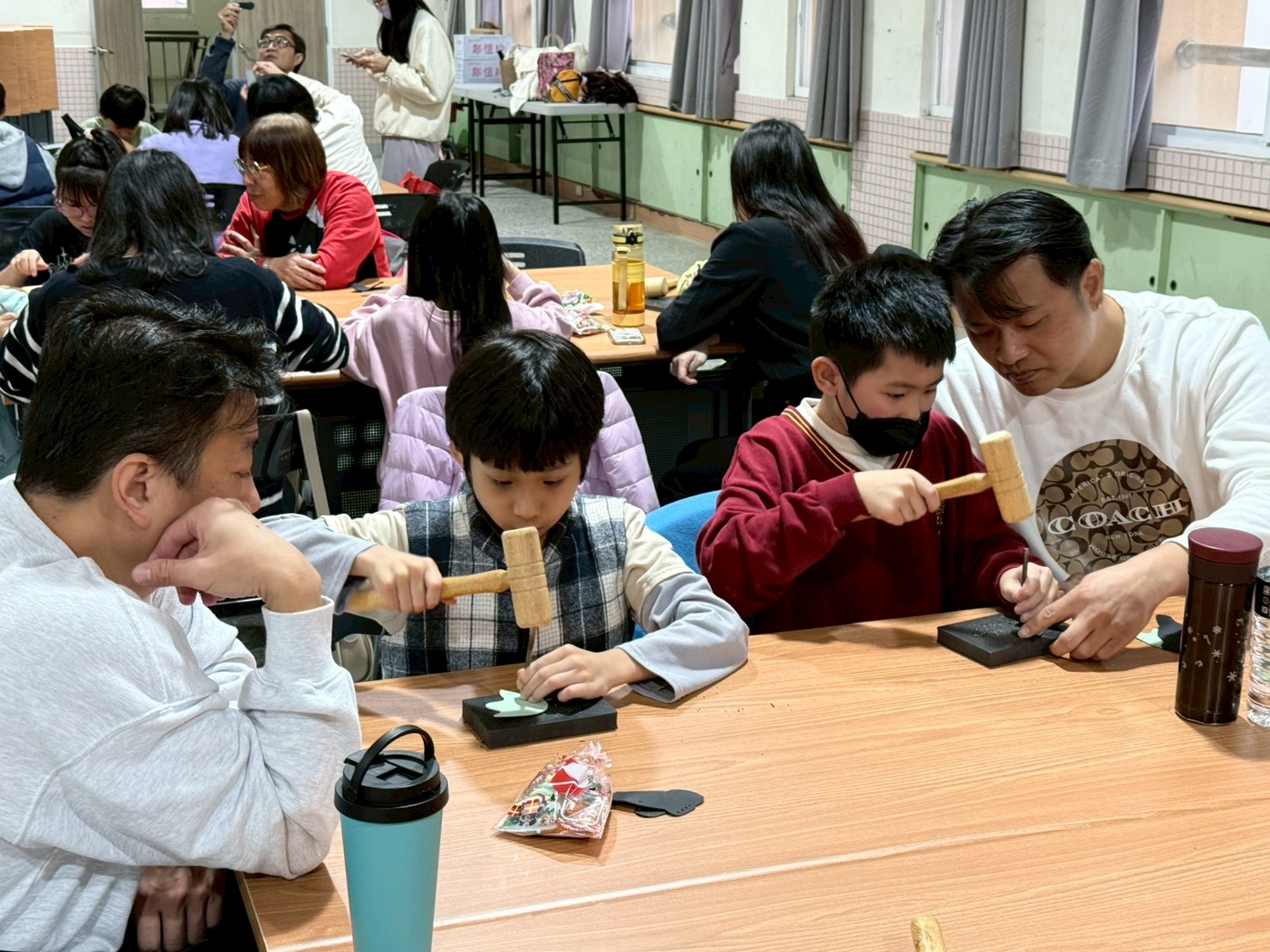 二信高中攜手長樂國小舉辦親子鞋作生命課程體驗活動 5 LINE ALBUM 1141221%E9%95%B7%E6%A8%82%E5%9C%8B%E5%B0%8F%E9%9E%8B%E4%BD%9C 251221 9