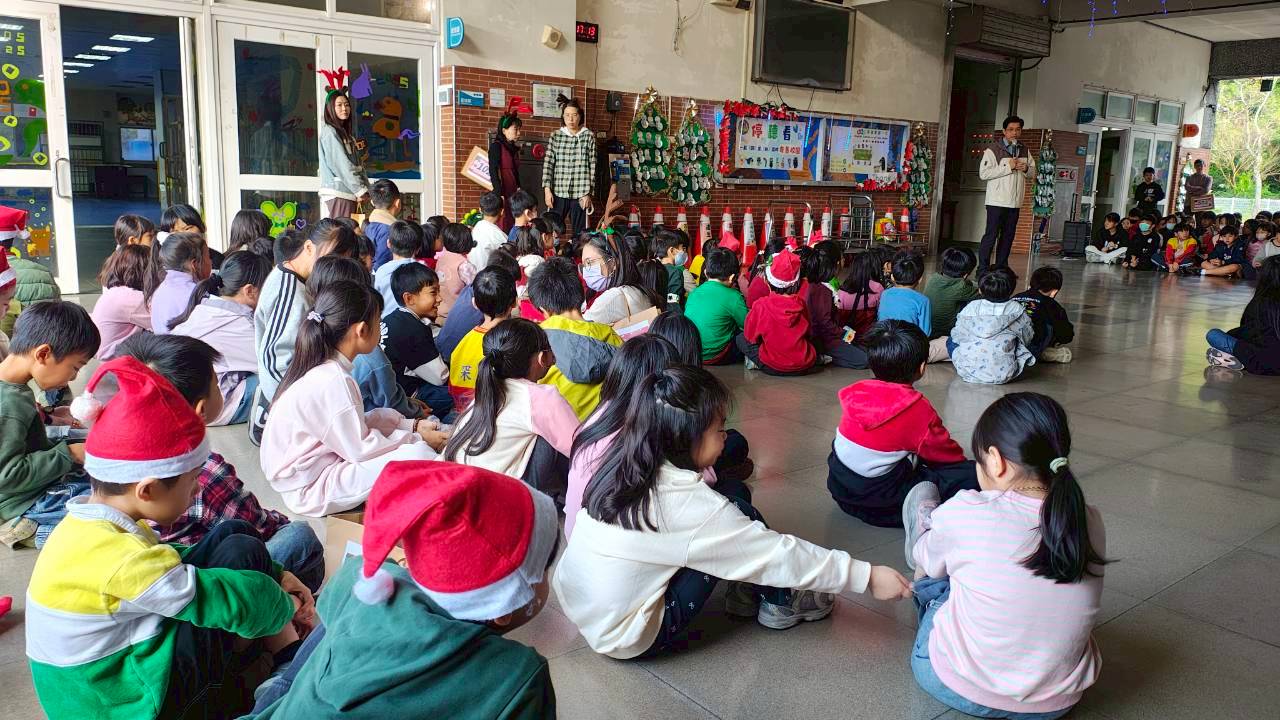 深澳國小親師生共創有愛環保聖誕樹 29 605025642 25866106209745595 5017998386287861893 n