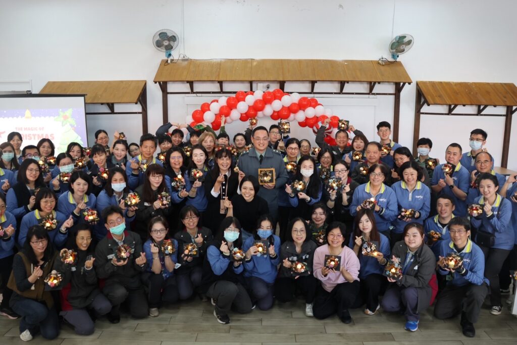 軍備局202廠舉辦「手作聖誕花圈」及「教保中心發送幼兒糖果」活動 21 a1 1024x683 1