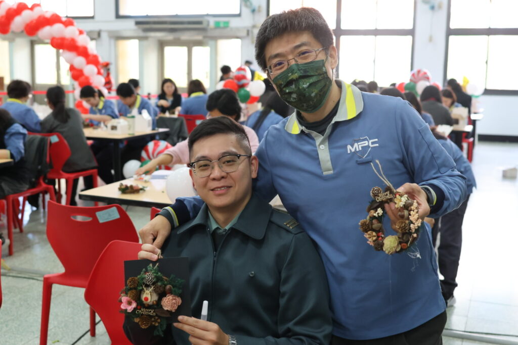 軍備局202廠舉辦「手作聖誕花圈」及「教保中心發送幼兒糖果」活動 24 S 22634607 1024x683 1