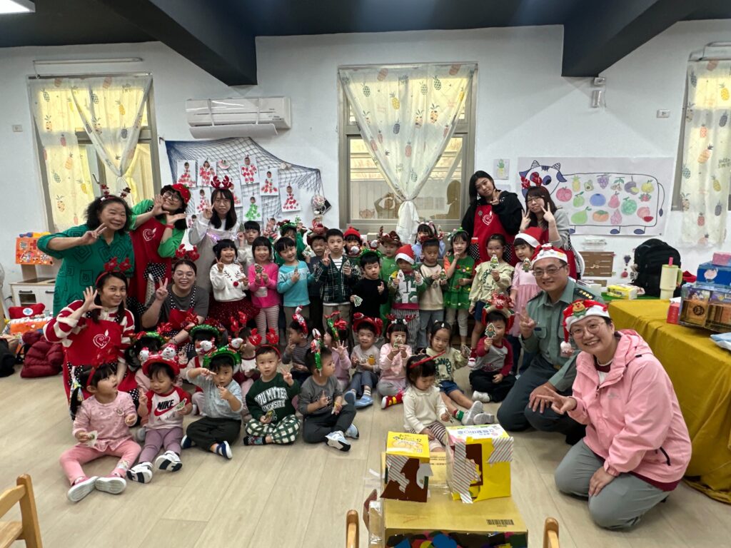 軍備局202廠舉辦「手作聖誕花圈」及「教保中心發送幼兒糖果」活動 14 S 22634613