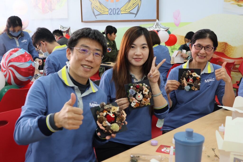 軍備局202廠舉辦「手作聖誕花圈」及「教保中心發送幼兒糖果」活動 15 S 22634604