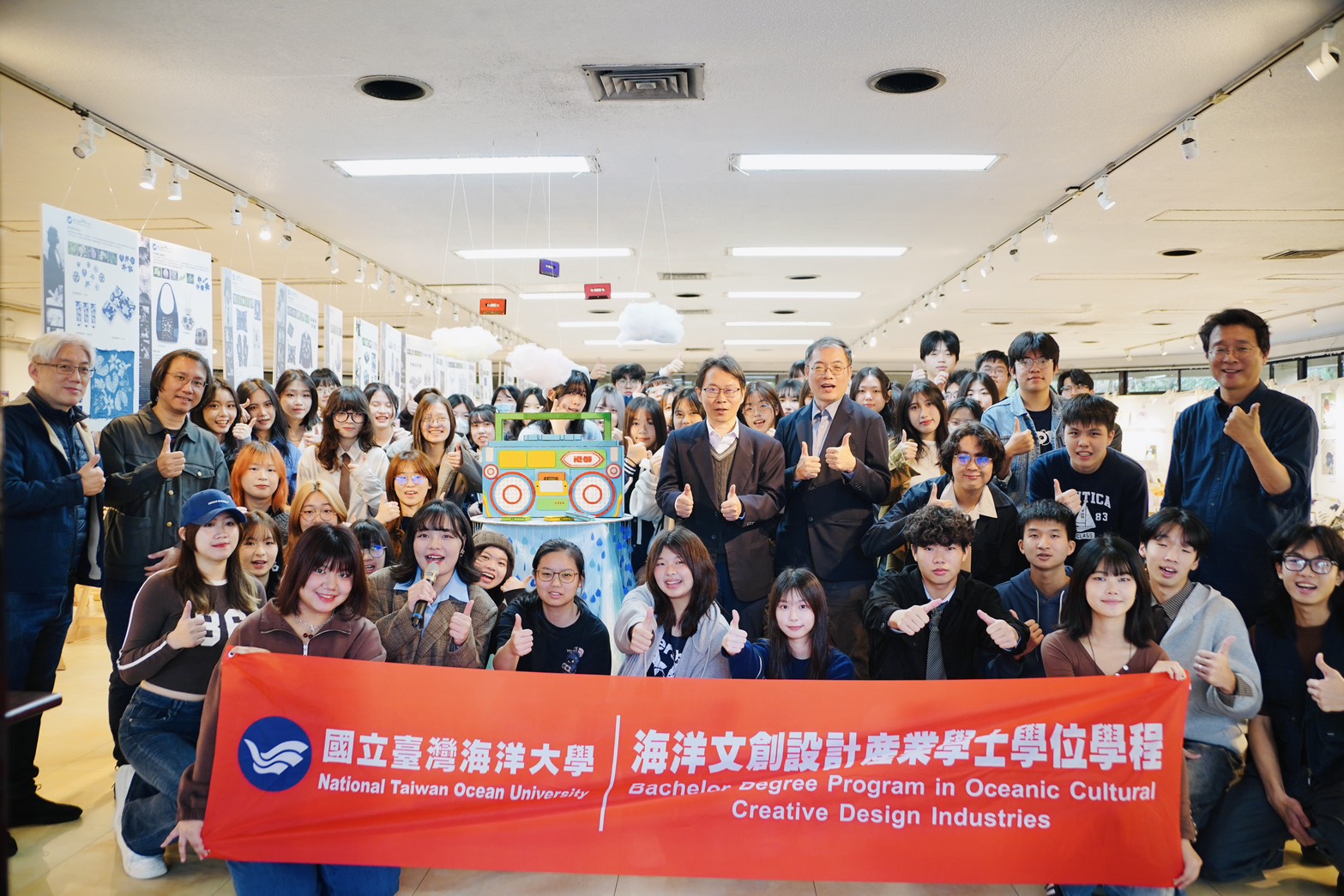 海大文創設計系「港都FM114.1」傳播基隆港都意象 21 %E6%B5%B7%E5%A4%A7%E6%96%87%E5%89%B5%E8%A8%AD%E8%A8%88%E7%B3%BB%E6%9C%9F%E5%A4%A7%E4%B8%80%E5%A4%A7%E4%BA%8C%E6%9C%9F%E6%9C%AB%E6%88%90%E6%9E%9C%E5%B1%95%E9%96%8B%E5%B9%95%E5%A4%A7%E5%90%88%E7%85%A7%E3%80%82