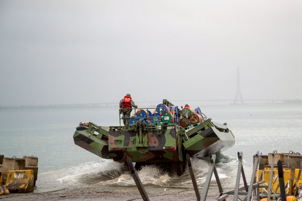 共軍遠程火箭對北部實彈射擊24浬目標區 第三作戰區實施河道阻絕設置演練 9 S 72056918 1024x683 1