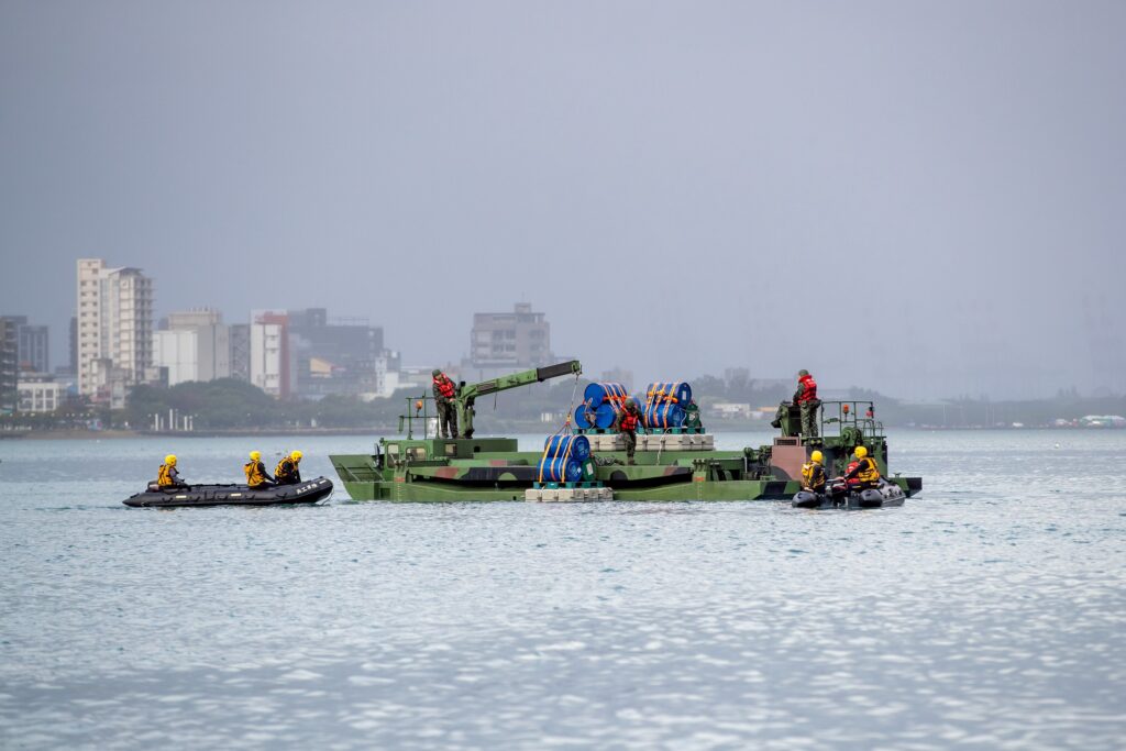 共軍遠程火箭對北部實彈射擊24浬目標區 第三作戰區實施河道阻絕設置演練 10 S 72056921 1024x683 1