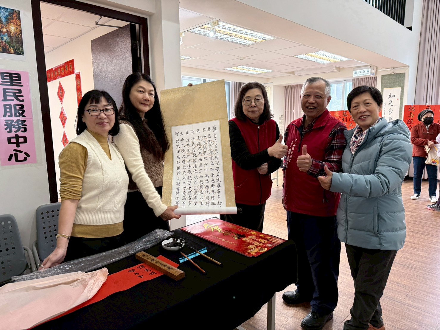 自強里書法班成果展暨發送春聯活動熱鬧溫馨喜氣洋洋 12 LINE ALBUM 1150121%E9%80%81%E6%98%A5%E8%81%AF 260121 4