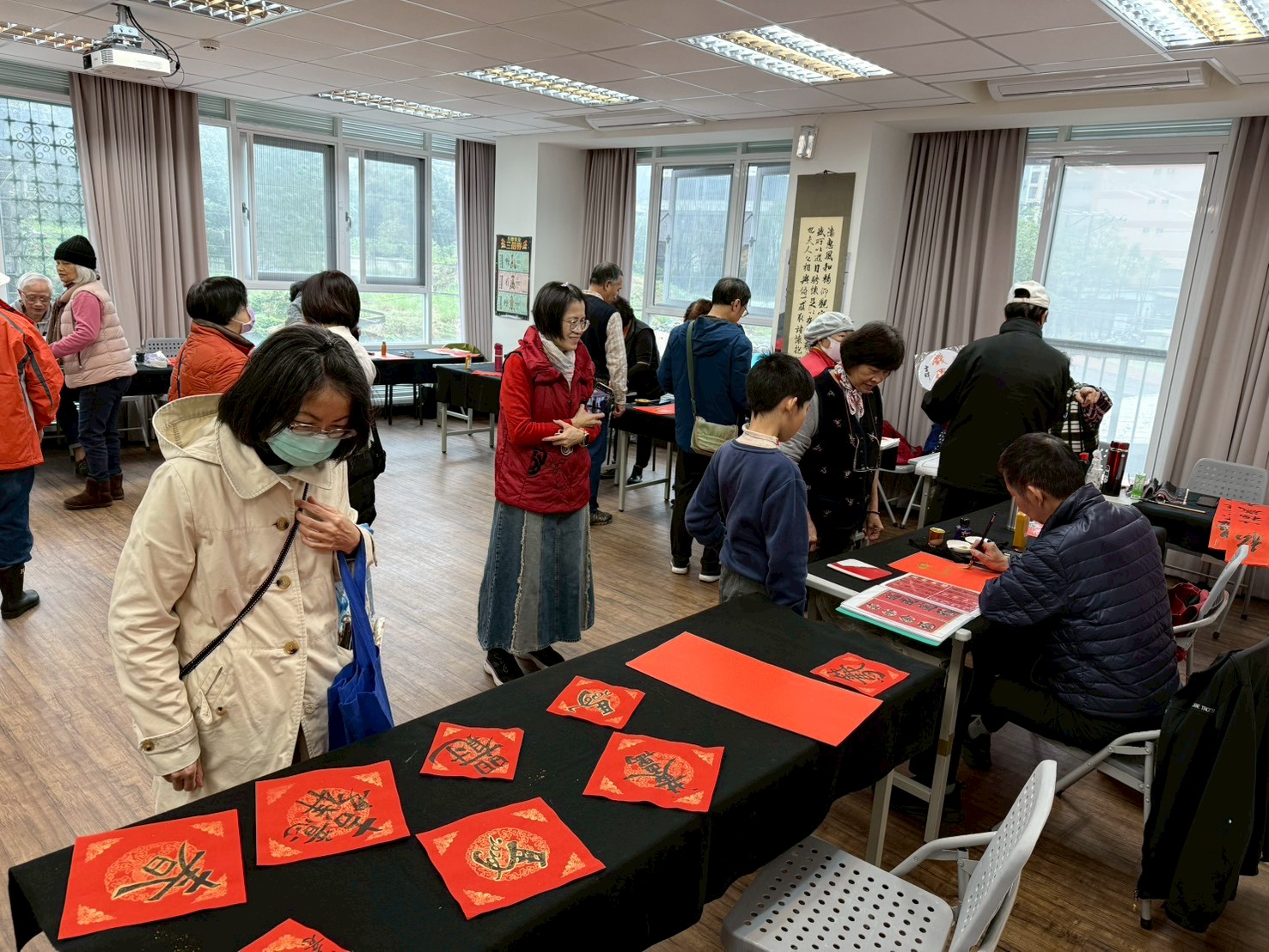 自強里書法班成果展暨發送春聯活動熱鬧溫馨喜氣洋洋 13 LINE ALBUM 1150121%E9%80%81%E6%98%A5%E8%81%AF 260121 6