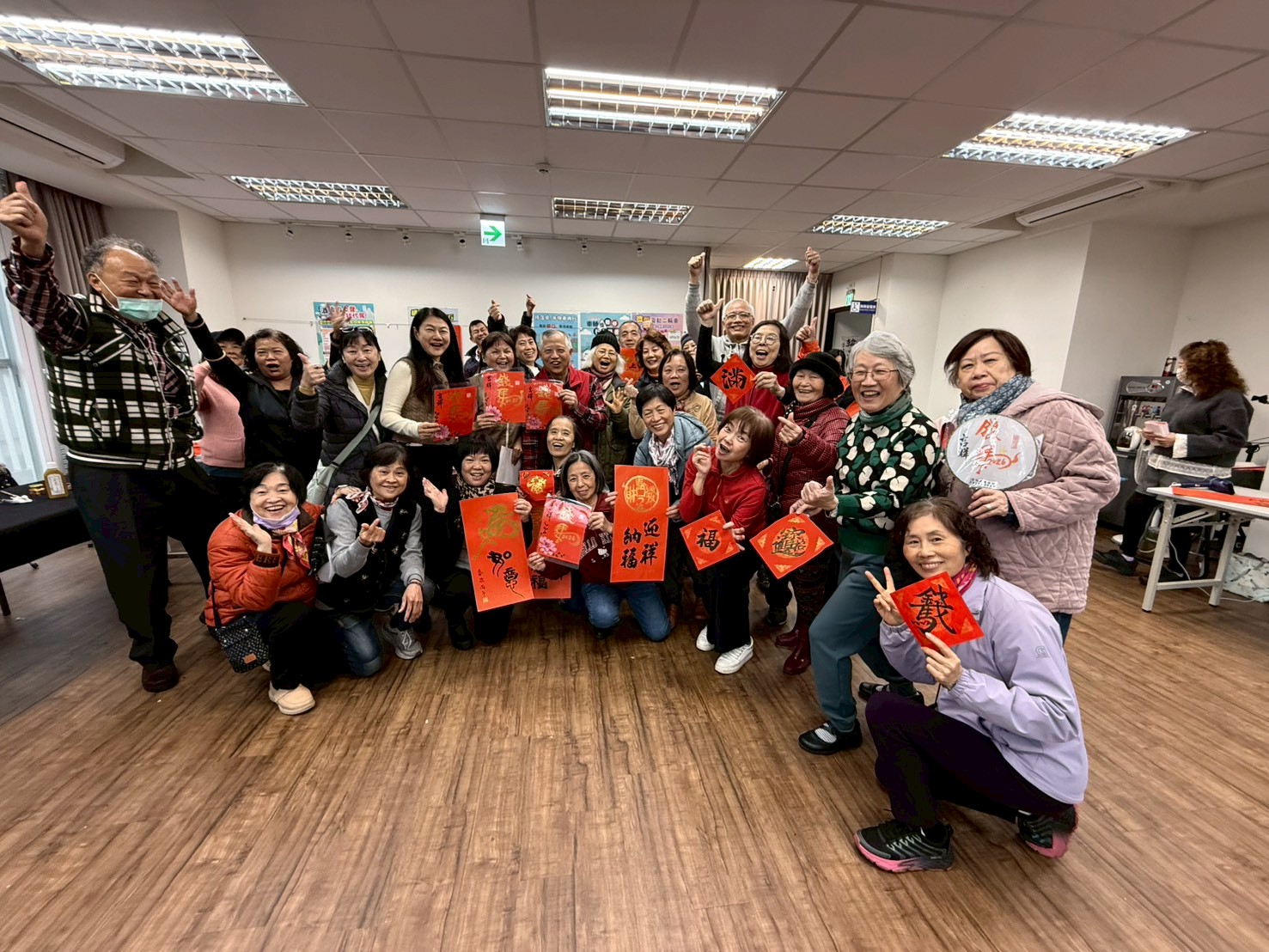 自強里書法班成果展暨發送春聯活動熱鬧溫馨喜氣洋洋 10 LINE ALBUM 1150121%E9%80%81%E6%98%A5%E8%81%AF 260121 1