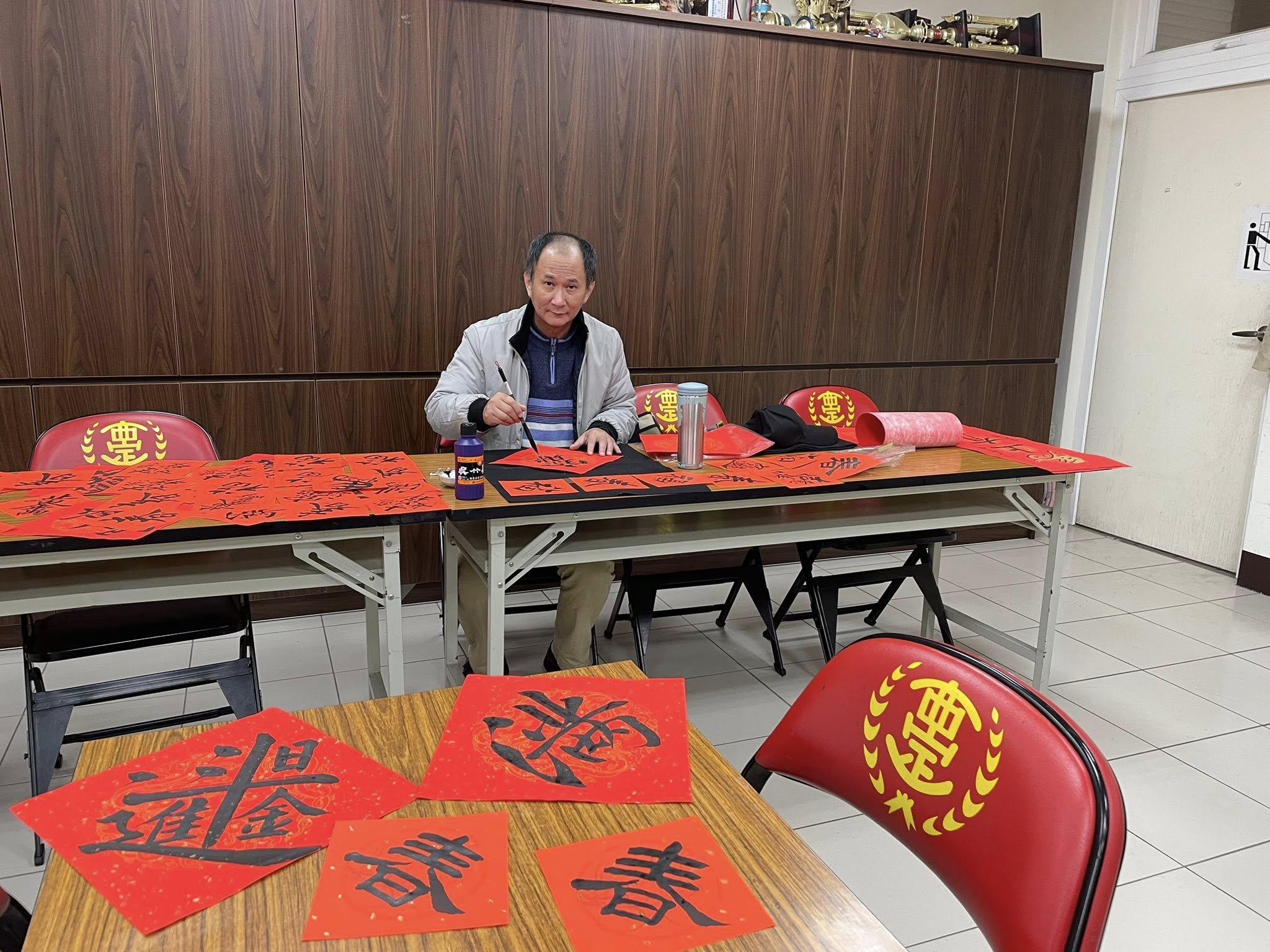西定國小邀請薛佰銘大師到校揮毫迎新春 2 616504603 1361950252397934 7906207836587168168 n