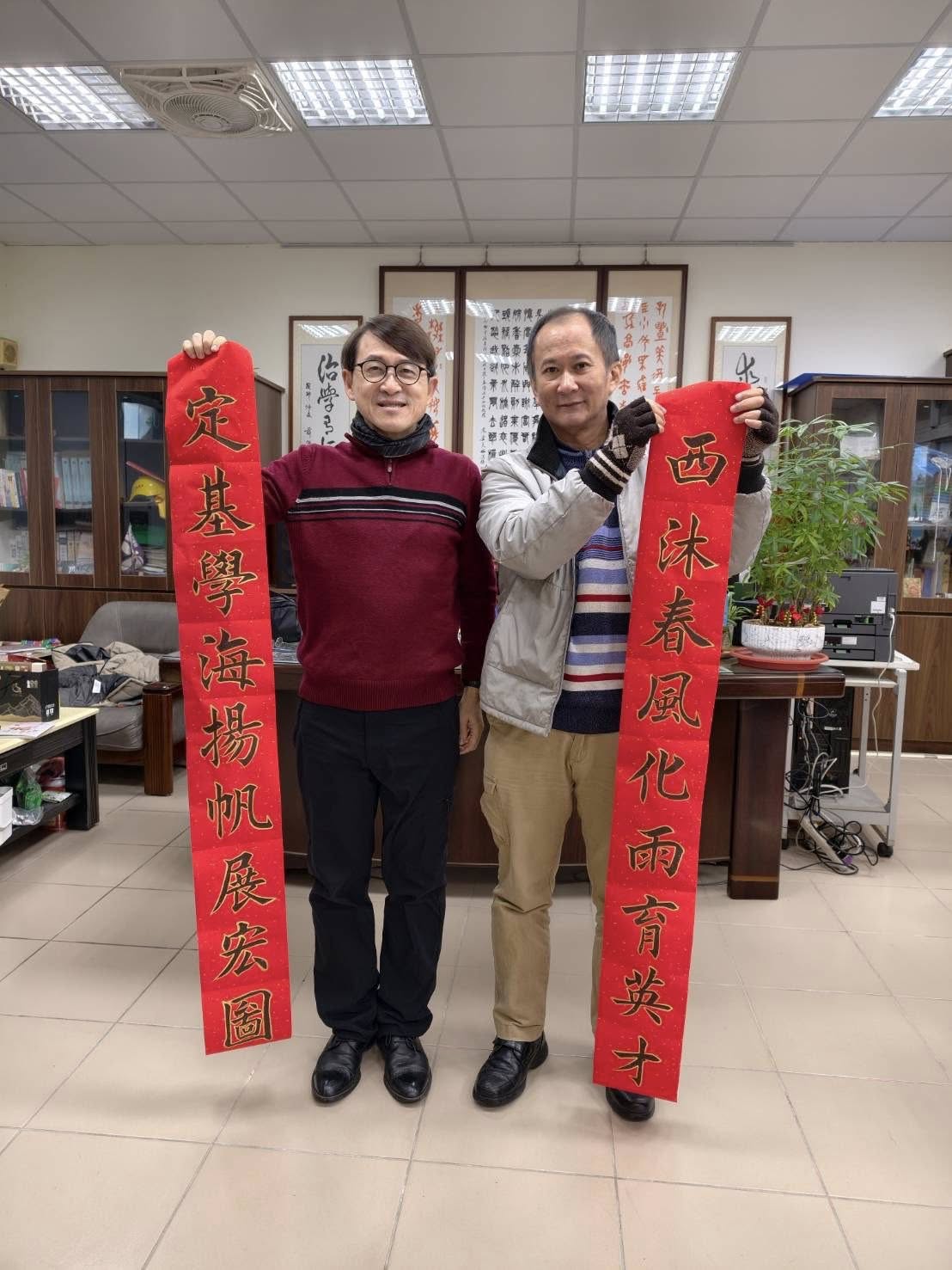 西定國小邀請薛佰銘大師到校揮毫迎新春 3 616423991 1361950095731283 1589251747498339913 n