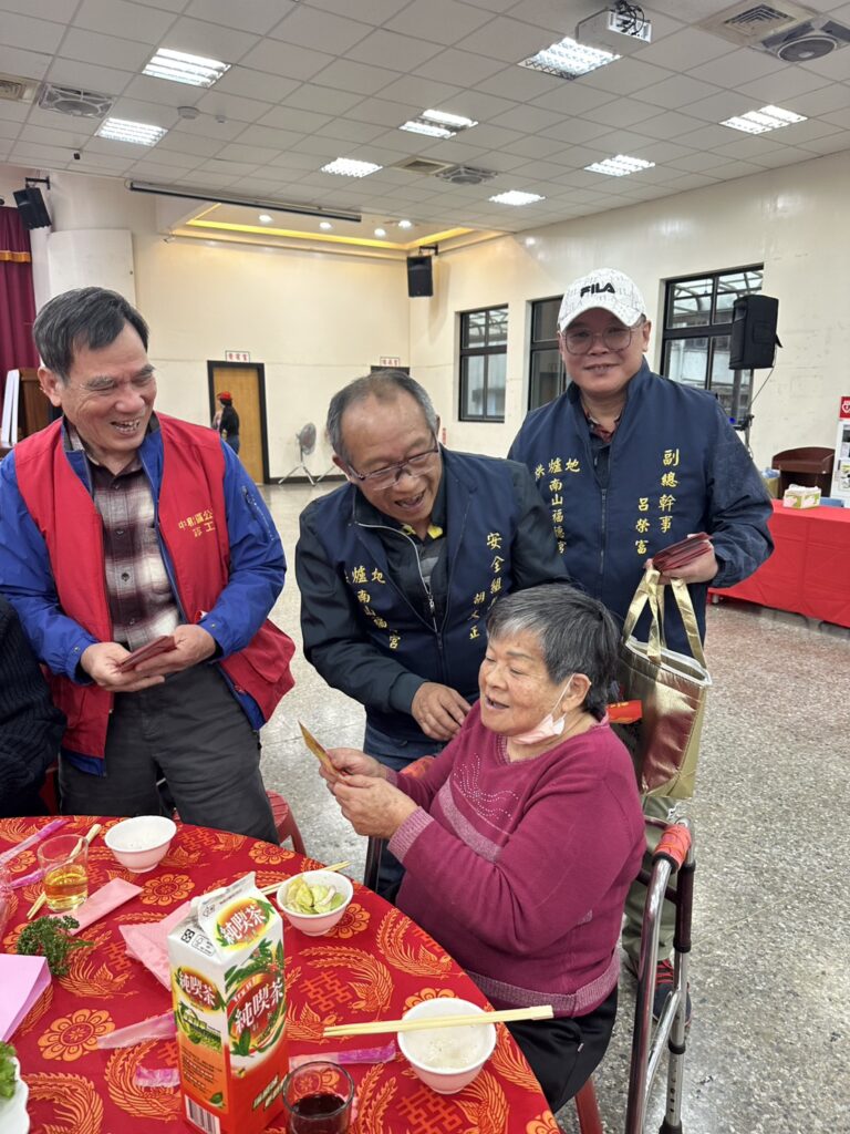 中和區獨老圍爐 各界傳愛幸福送暖 13 S 36864005 768x1024 1