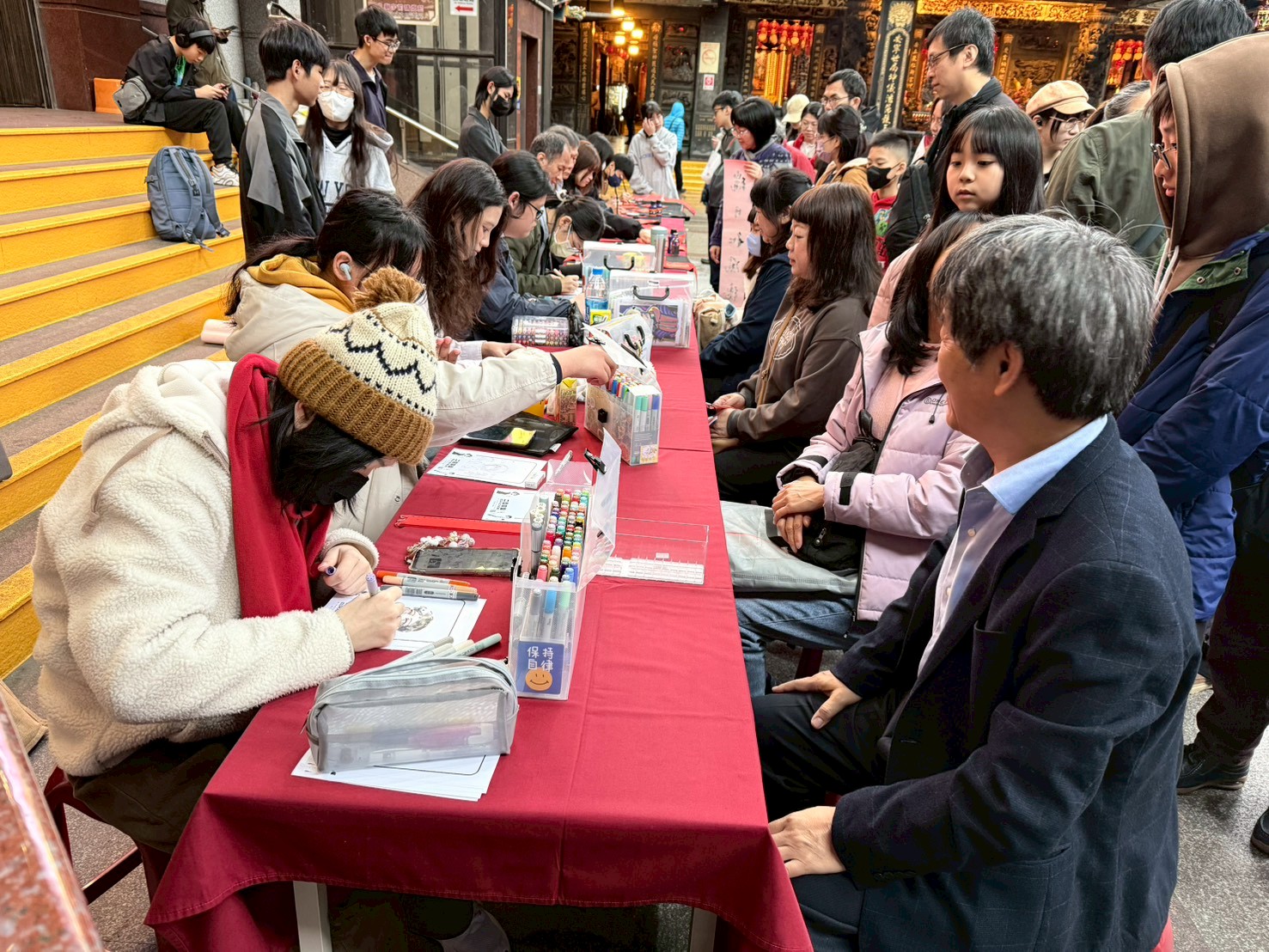 二信高中慶安宮新春藝文活動送春聯畫Q版 喜氣洋洋迎新年 25 LINE ALBUM 2026.01.30%E4%BA%8C%E4%BF%A1%E9%AB%98%E4%B8%AD %E6%96%B0%E6%98%A5%E8%97%9D%E6%96%87%E6%B4%BB%E5%8B%95%E5%B8%AB%E7%94%9F%E6%9B%B8%E6%B3%95%E6%8F%AE%E6%AF%AB%E5%92%8CQ%E7%89%88%E4%BA%BA%E5%83%8F%E9%80%9F%E5%AF%AB 260131 3