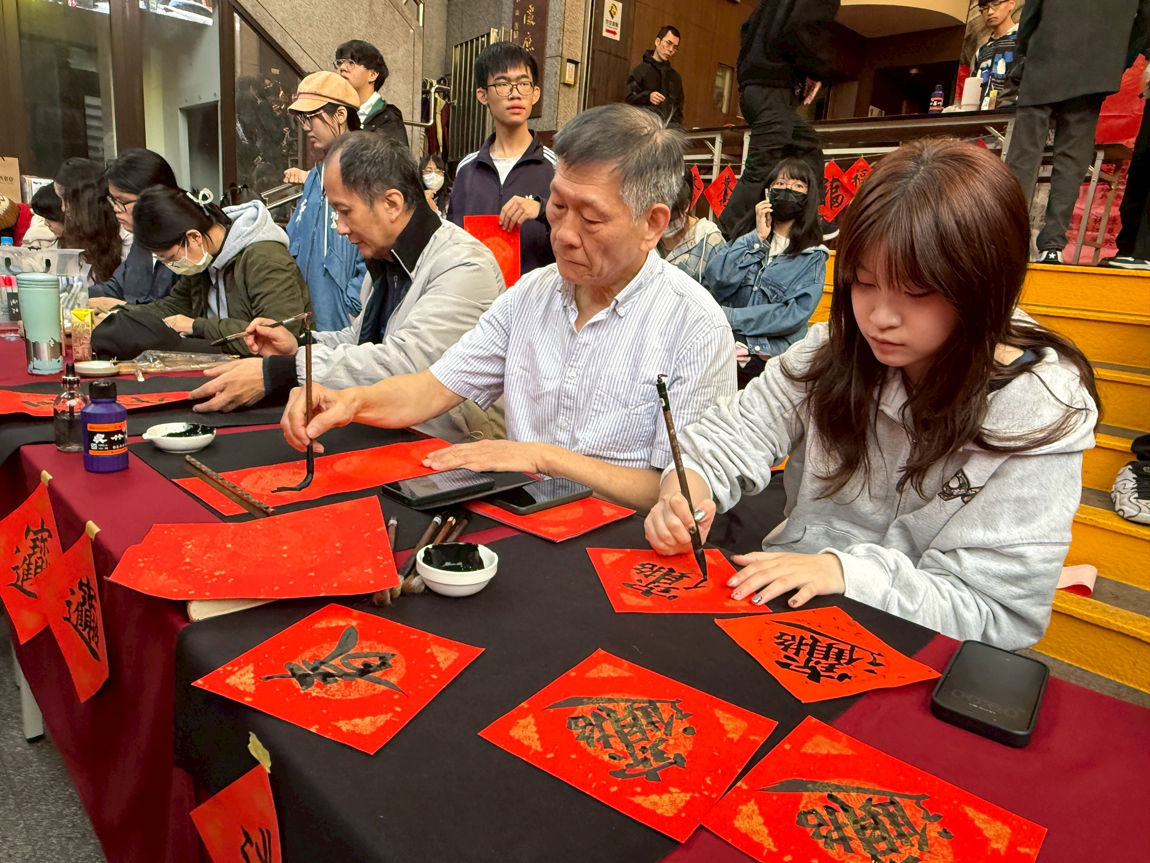 二信高中慶安宮新春藝文活動送春聯畫Q版 喜氣洋洋迎新年 27 LINE ALBUM 2026.01.30%E4%BA%8C%E4%BF%A1%E9%AB%98%E4%B8%AD %E6%96%B0%E6%98%A5%E8%97%9D%E6%96%87%E6%B4%BB%E5%8B%95%E5%B8%AB%E7%94%9F%E6%9B%B8%E6%B3%95%E6%8F%AE%E6%AF%AB%E5%92%8CQ%E7%89%88%E4%BA%BA%E5%83%8F%E9%80%9F%E5%AF%AB 260131 1