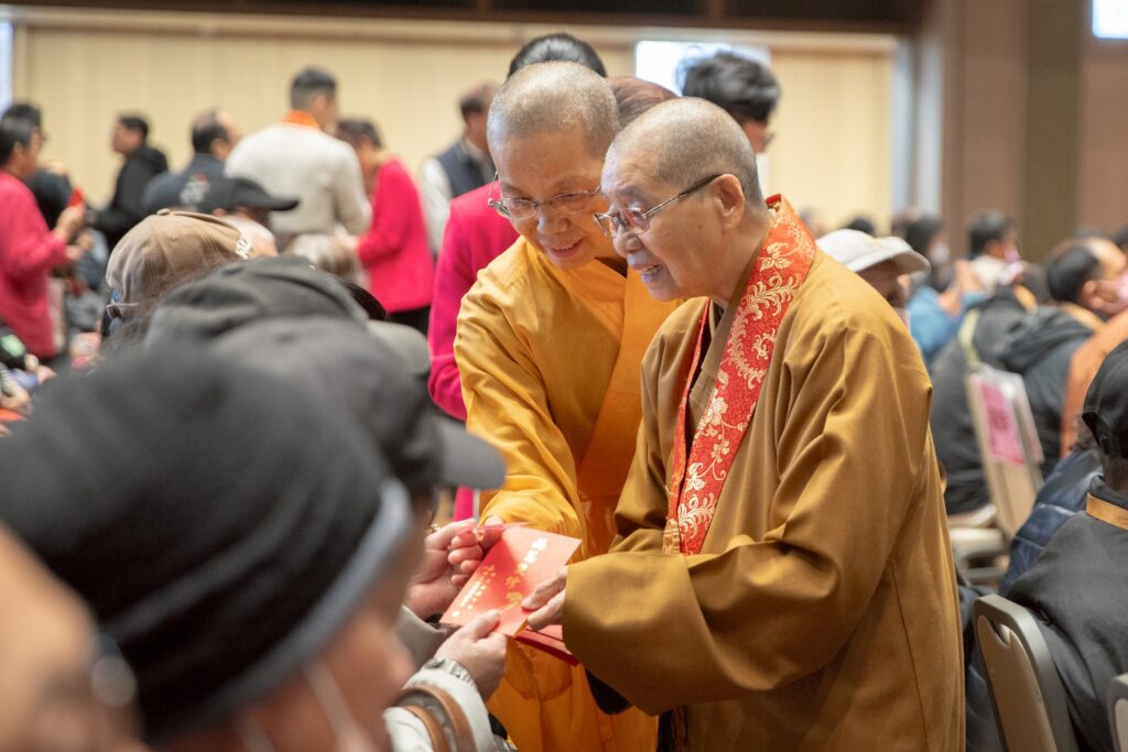 迎春送暖慶法寶節 佛光山惠中寺關懷1400戶福田戶 迎春送暖慶法寶節 佛光山惠中寺關懷1400戶福田戶