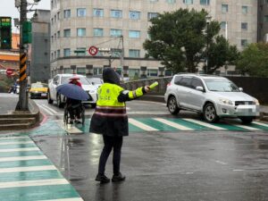 號誌故障警到場交管 護行車及用路人安全 6 1770034075342 300x225 1