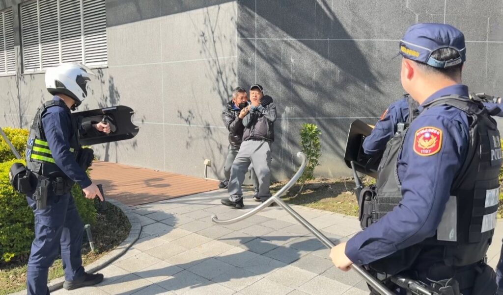 模擬商圈突發歹徒攻擊事件 竹縣警消「隨機攻擊演練」實兵操演情境逼真 12 11502043 1024x602 1