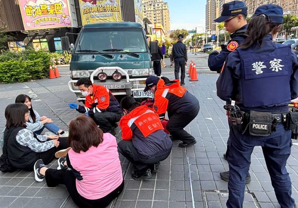 模擬商圈突發歹徒攻擊事件 竹縣警消「隨機攻擊演練」實兵操演情境逼真 14 115020432 1 1024x715 1