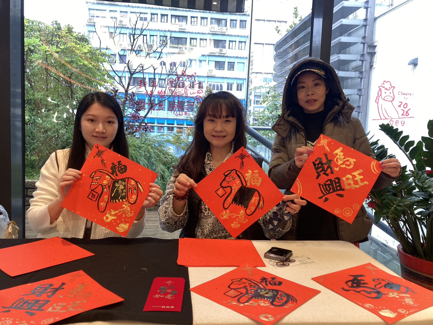 葉庭羽廟口寫春聯愛上藝術直攻台師大美術系碩士班回鄉揮毫送春聯 8 S 57671692