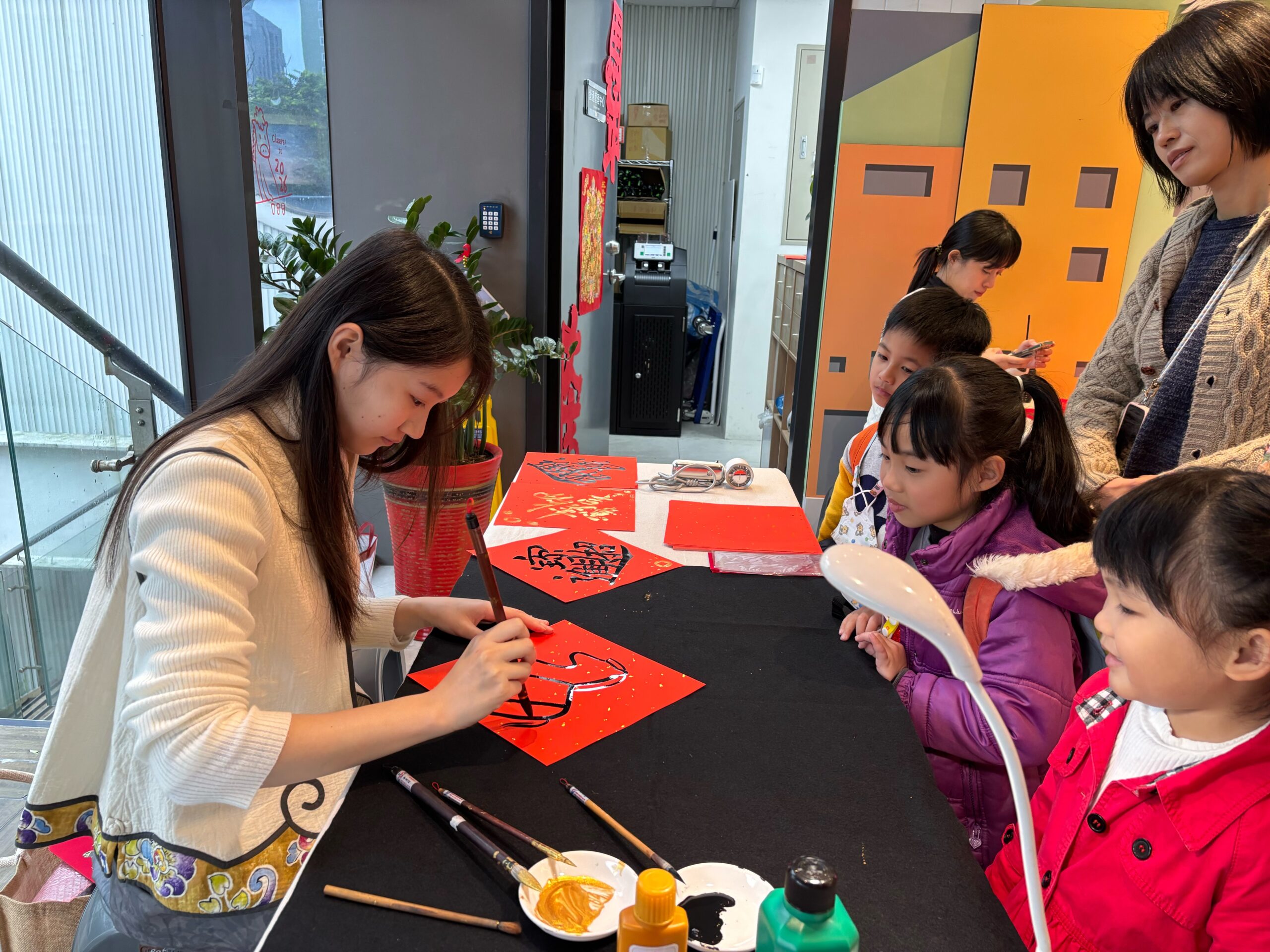 葉庭羽廟口寫春聯愛上藝術直攻台師大美術系碩士班回鄉揮毫送春聯 7 S 57688078 scaled