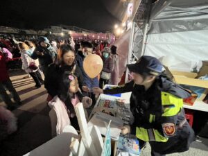 花警全力守護太平洋燈會 強化會場安全與交通秩序維護 同步實施反詐及交安宣導 6 1770467974468 300x225 1