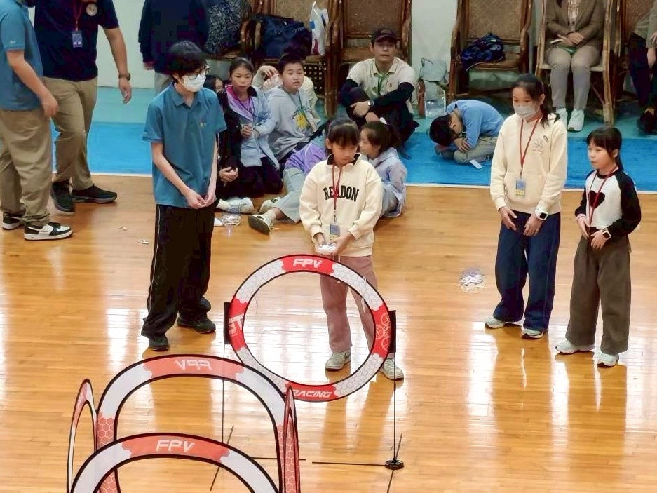 正濱國中「無人機足球冬令營」點燃科技爆發力 11 S 247087153