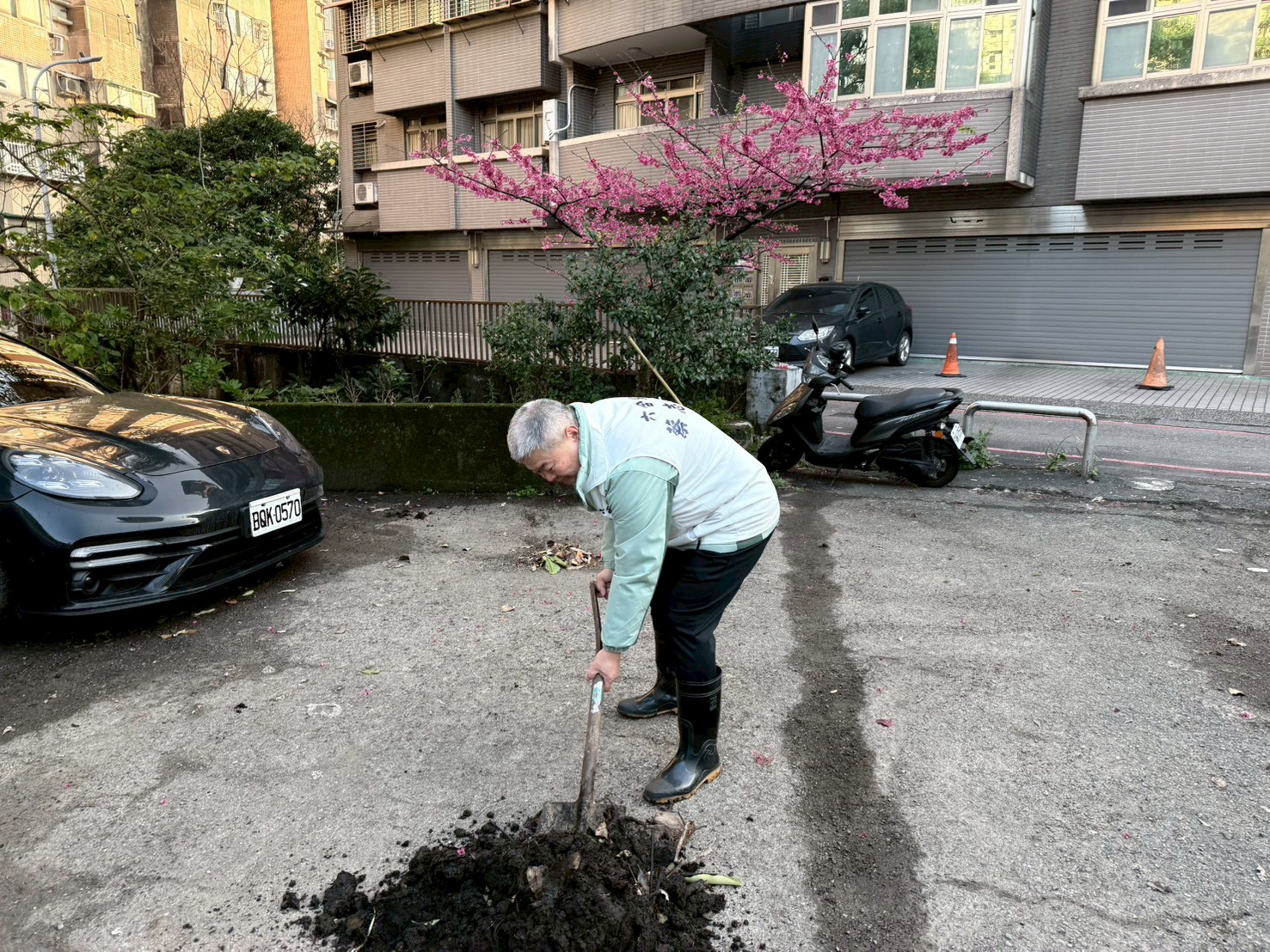 六合志工櫻花下宣導「垃圾不落地、社區更美麗」 4 LINE ALBUM 1150210%E6%B7%A8%E5%8C%96%E5%AE%B6%E5%9C%92 260210 23