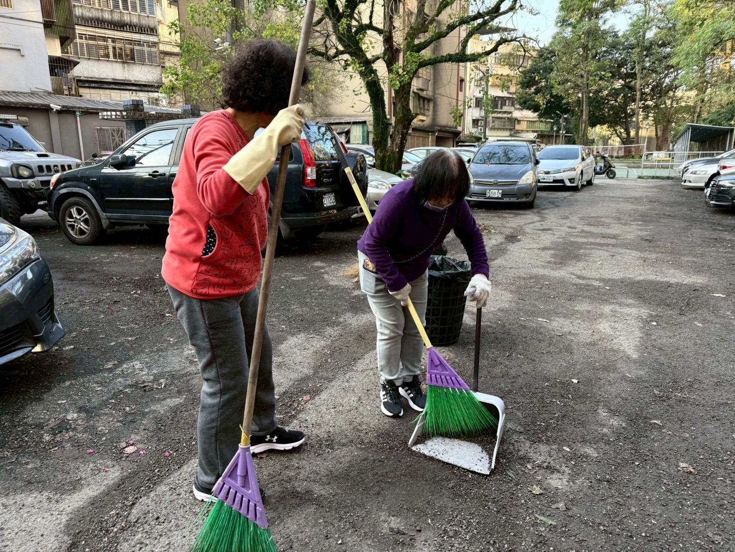 六合志工櫻花下宣導「垃圾不落地、社區更美麗」 5 LINE ALBUM 1150210%E6%B7%A8%E5%8C%96%E5%AE%B6%E5%9C%92 260210 18